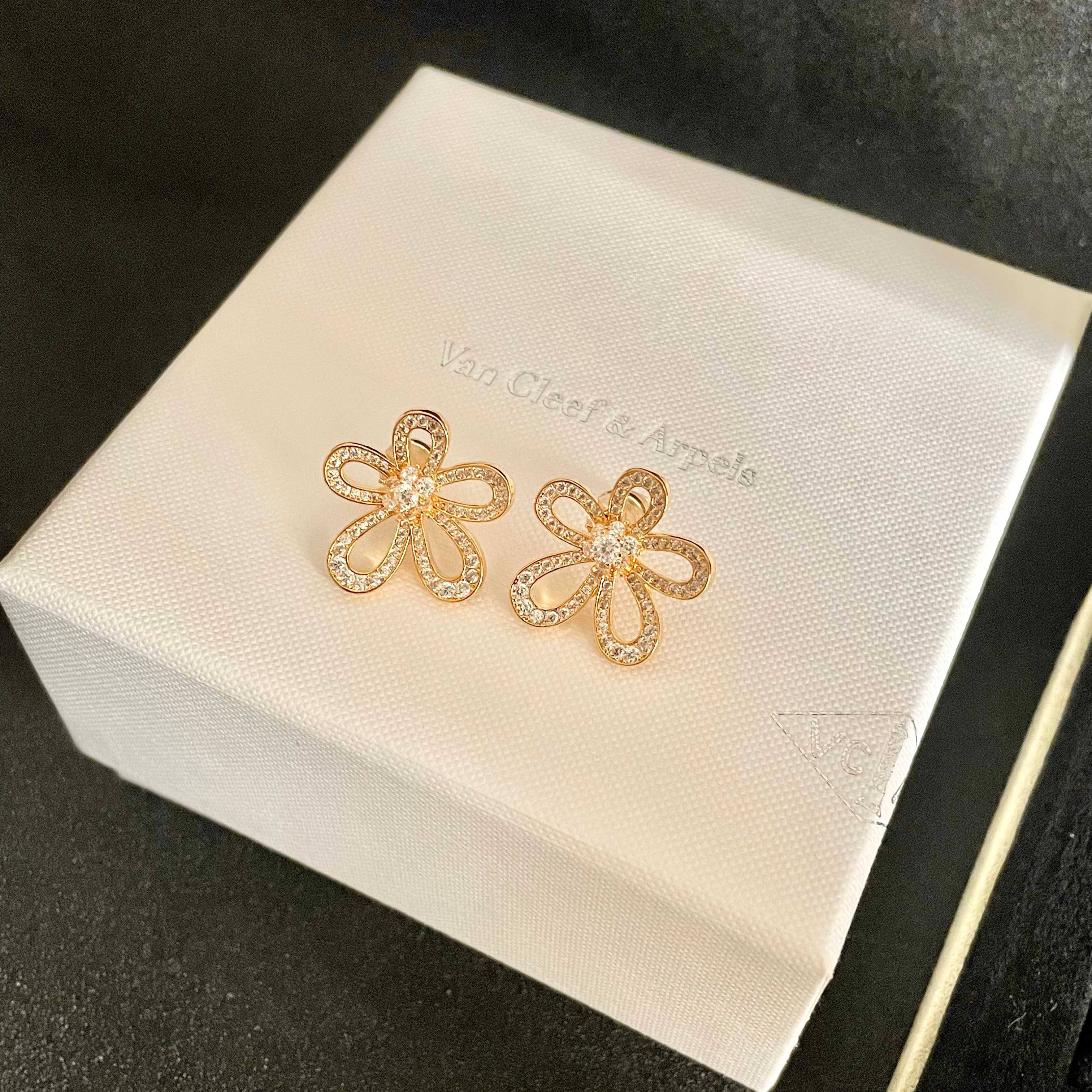 Van Cleef Arpels Flowerlace earrings Rose gold with clear diamond pave 15mm diameter