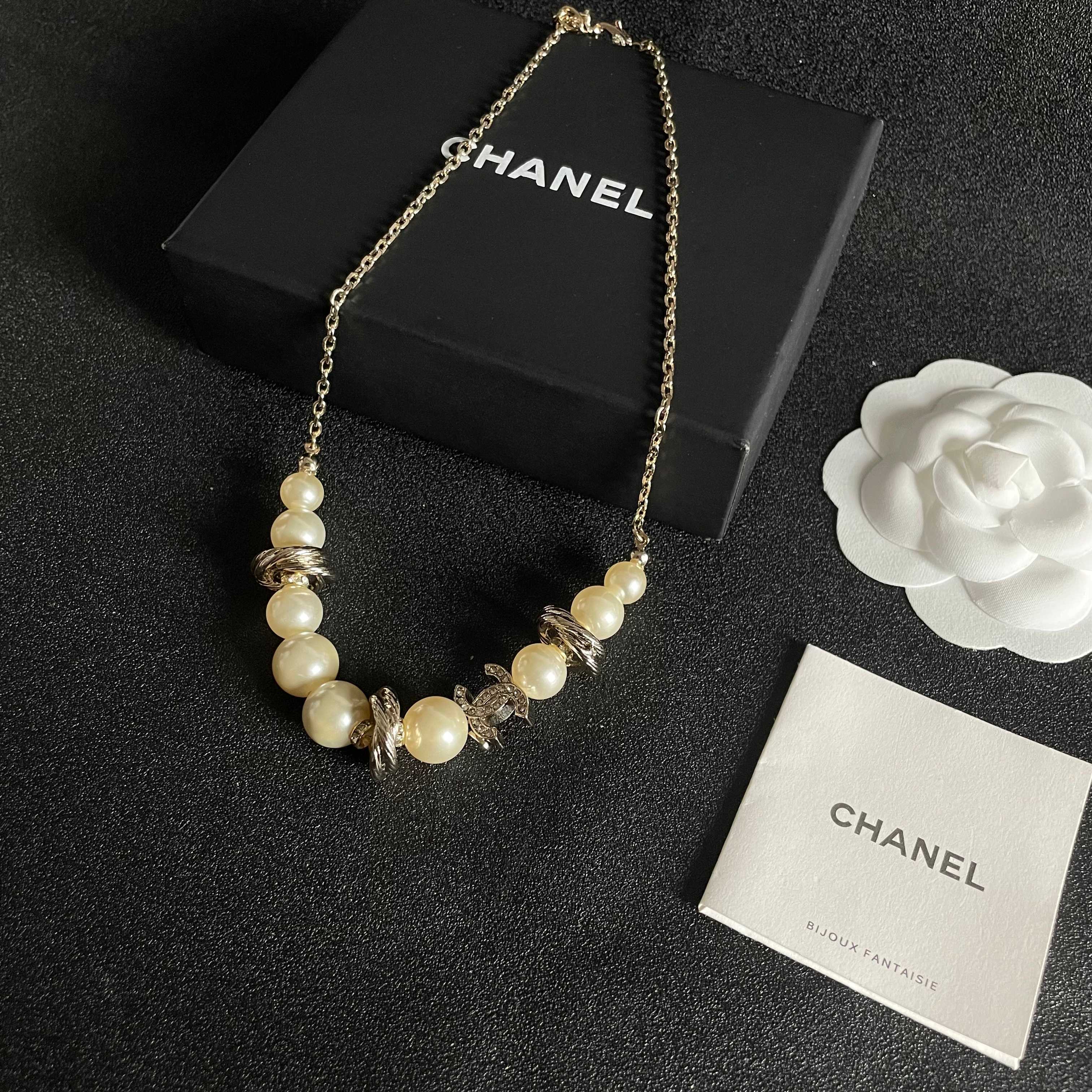 Chanel CC Logo Pearl Twisted Metal Choker necklace Light gold-tone metal cream white faux pearl clear crystal 40cm
