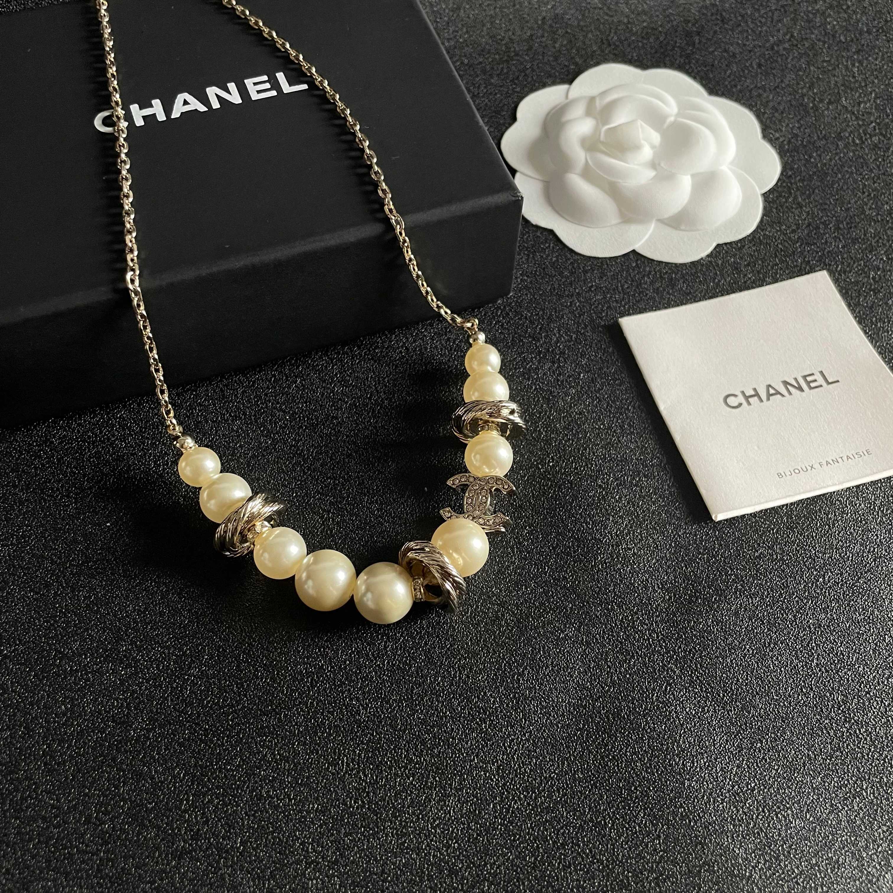 Chanel CC Logo Pearl Twisted Metal Choker necklace Light gold-tone metal cream white faux pearl clear crystal 40cm