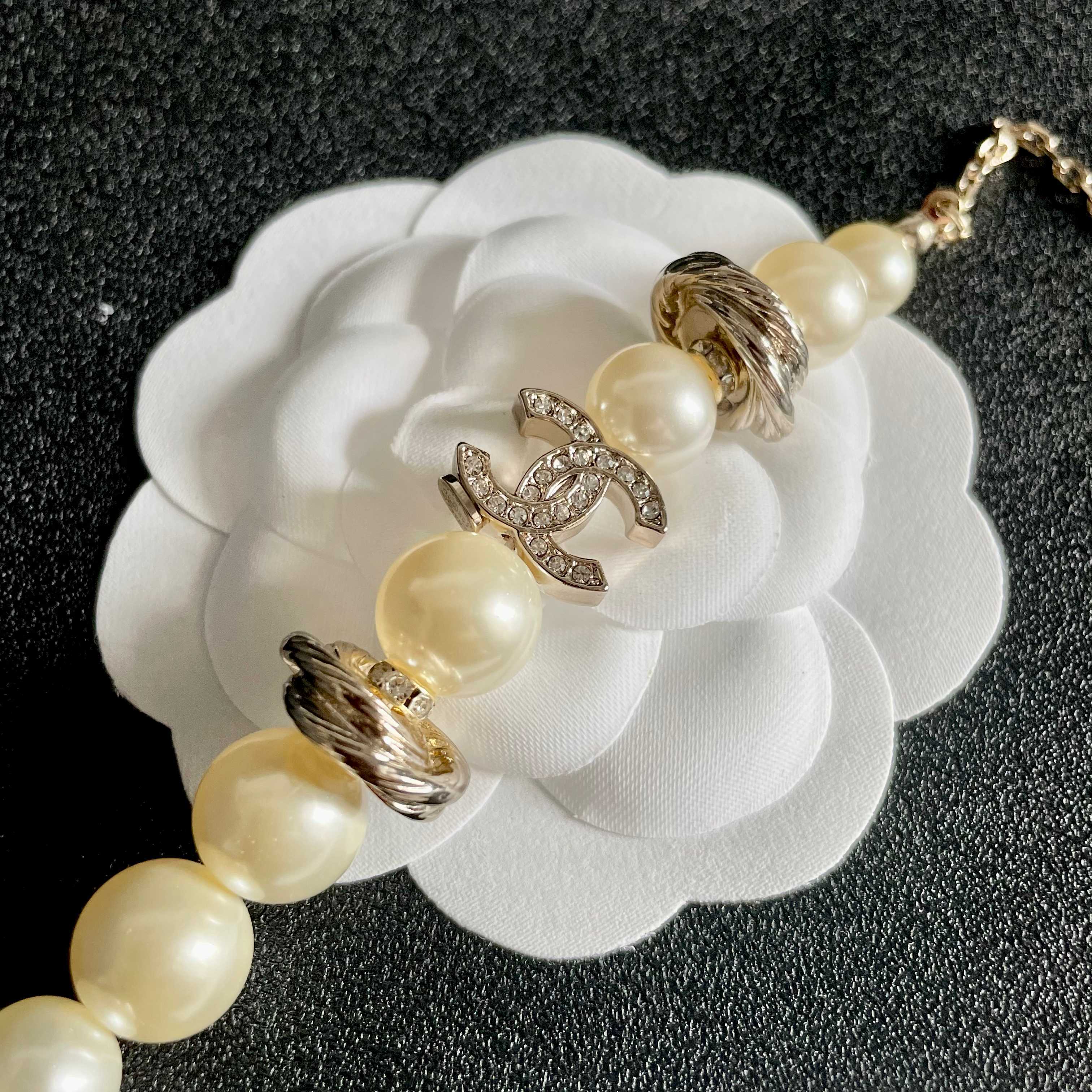 Chanel CC Logo Pearl Twisted Metal Choker necklace Light gold-tone metal cream white faux pearl clear crystal 40cm
