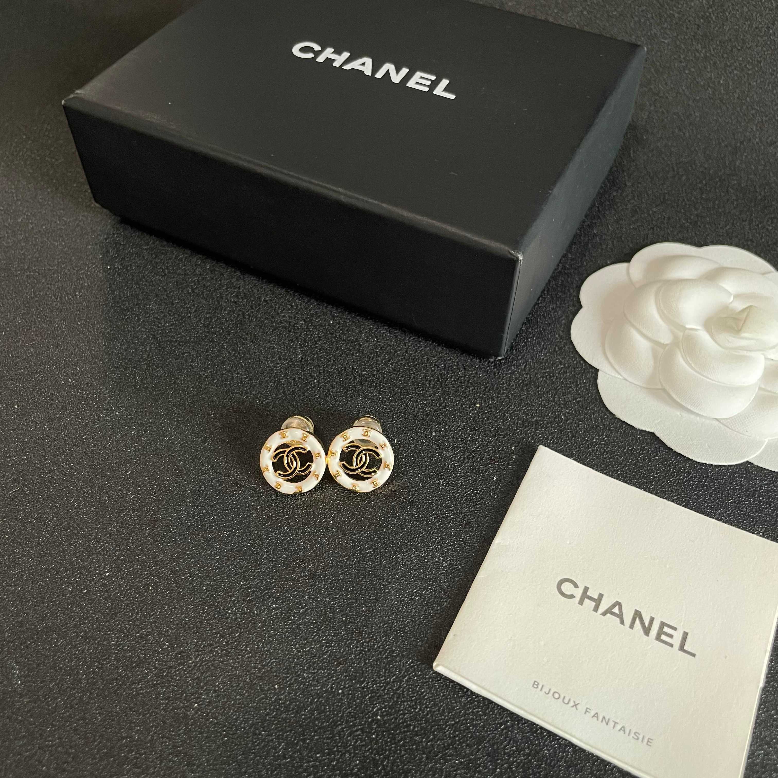 Chanel CC Logo Round Stud Earrings earrings Gold-tone metal white enamel black CC logo 1 2cm diameter
