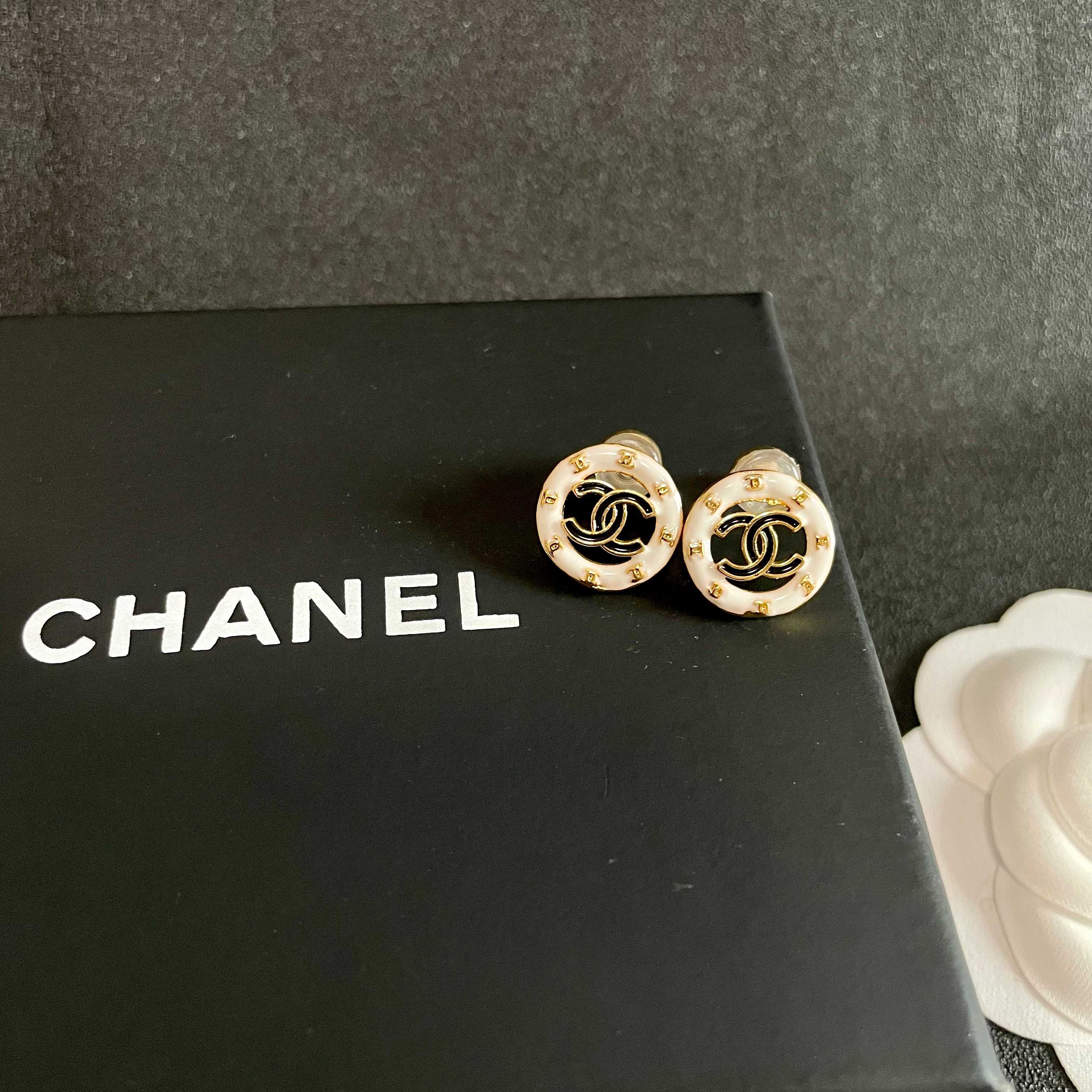 Chanel CC Logo Round Stud Earrings earrings Gold-tone metal white enamel black CC logo 1 2cm diameter