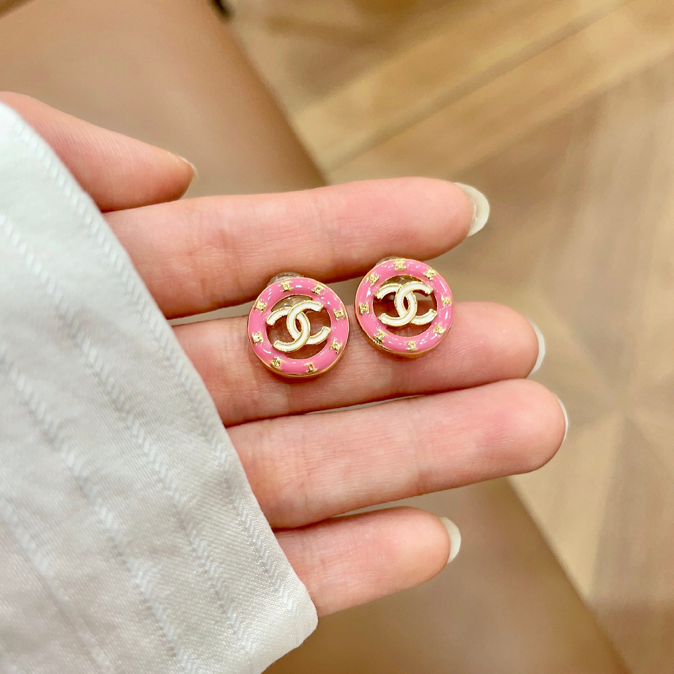 Chanel CC Logo Circle Stud Earrings earrings Gold-tone metal with hot pink enamel 1 2cm diameter