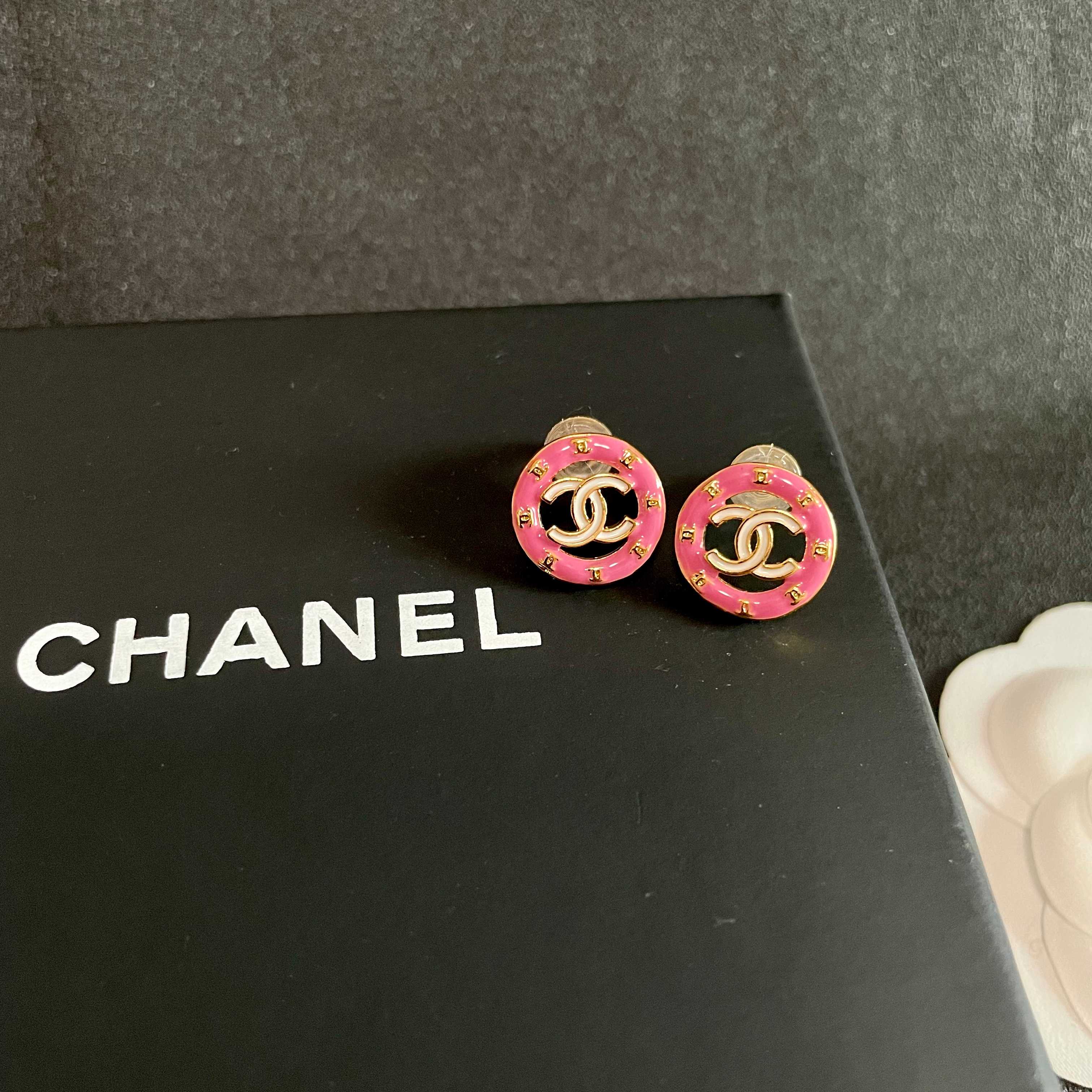 Chanel CC Logo Circle Stud Earrings earrings Gold-tone metal with hot pink enamel 1 2cm diameter