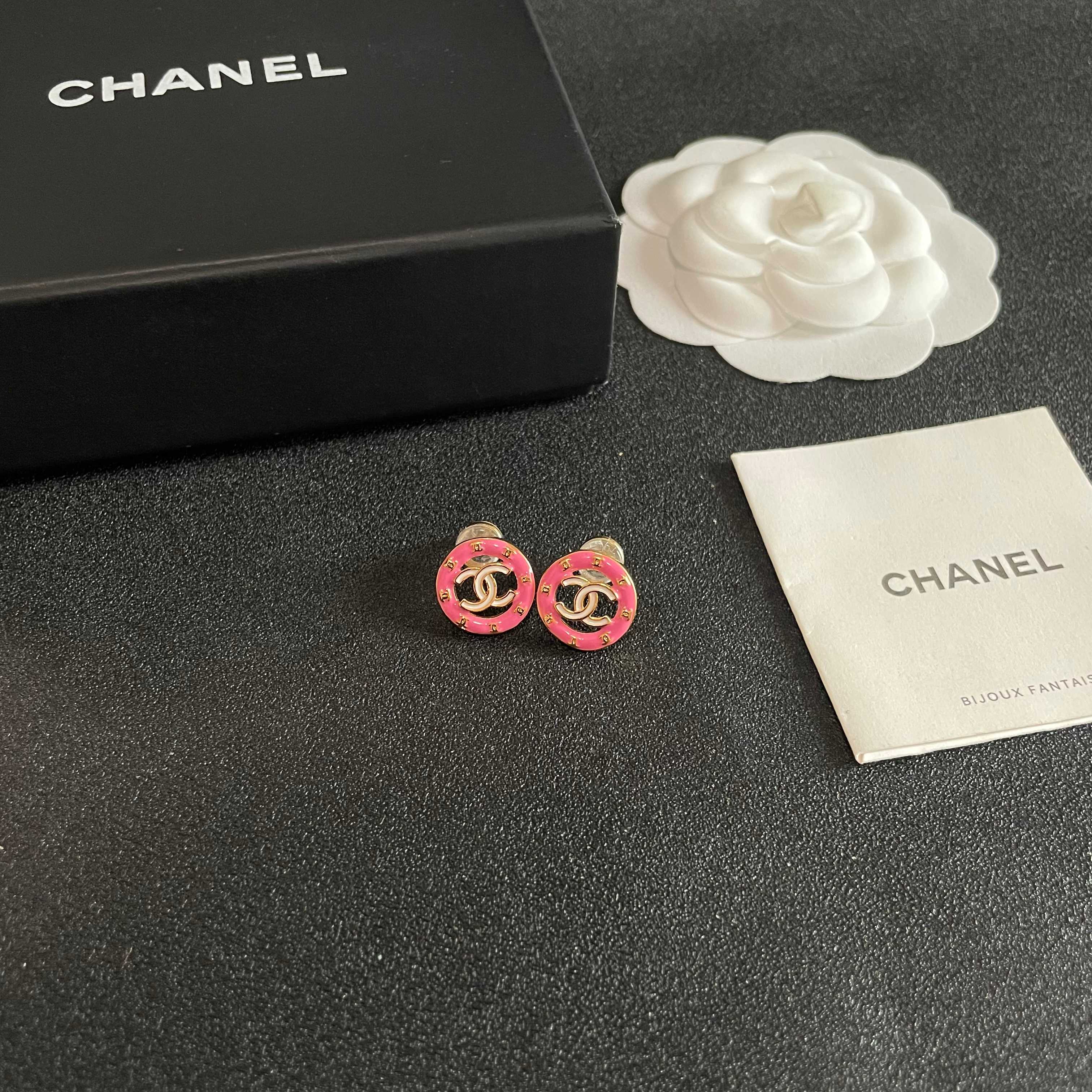 Chanel CC Logo Circle Stud Earrings earrings Gold-tone metal with hot pink enamel 1 2cm diameter