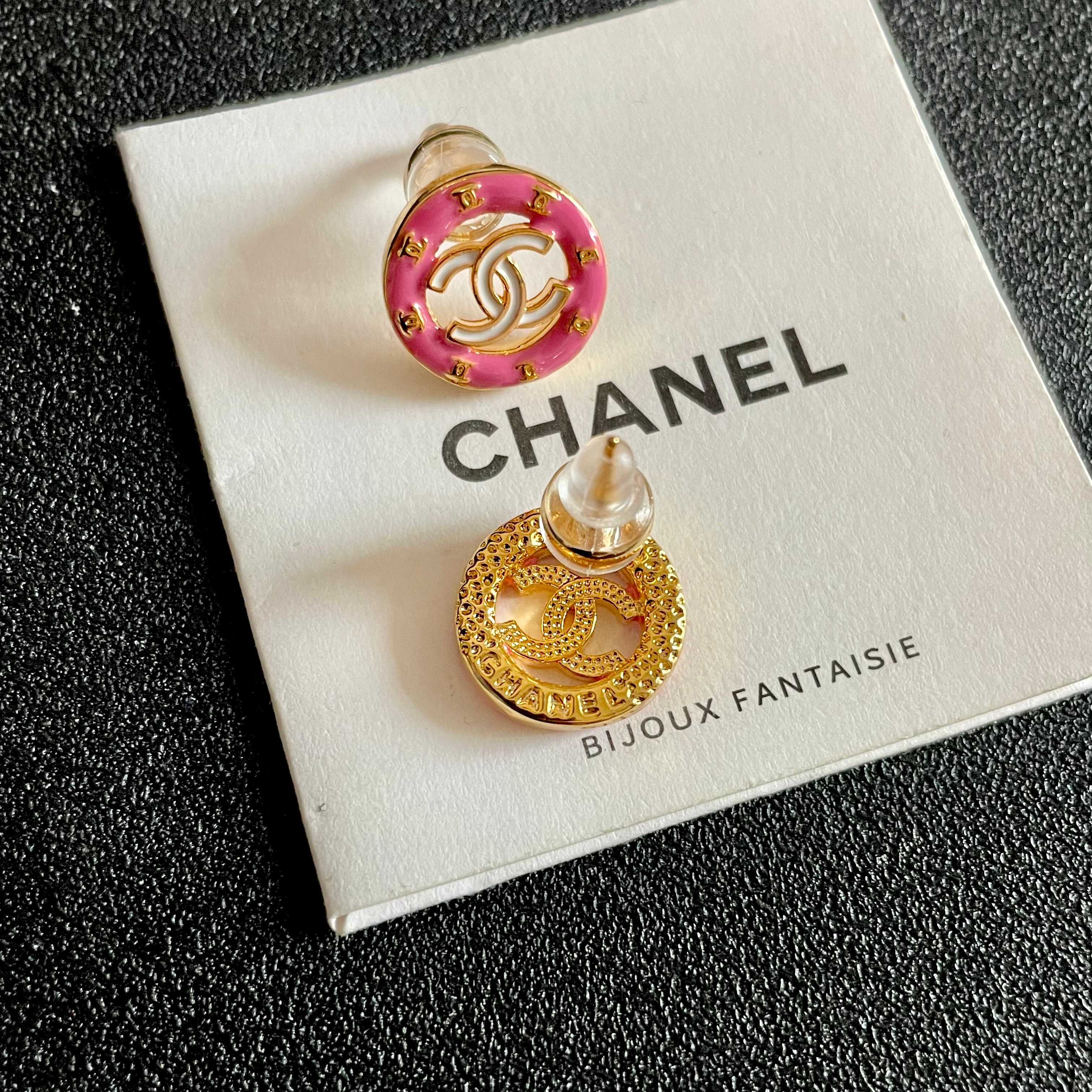 Chanel CC Logo Circle Stud Earrings earrings Gold-tone metal with hot pink enamel 1 2cm diameter
