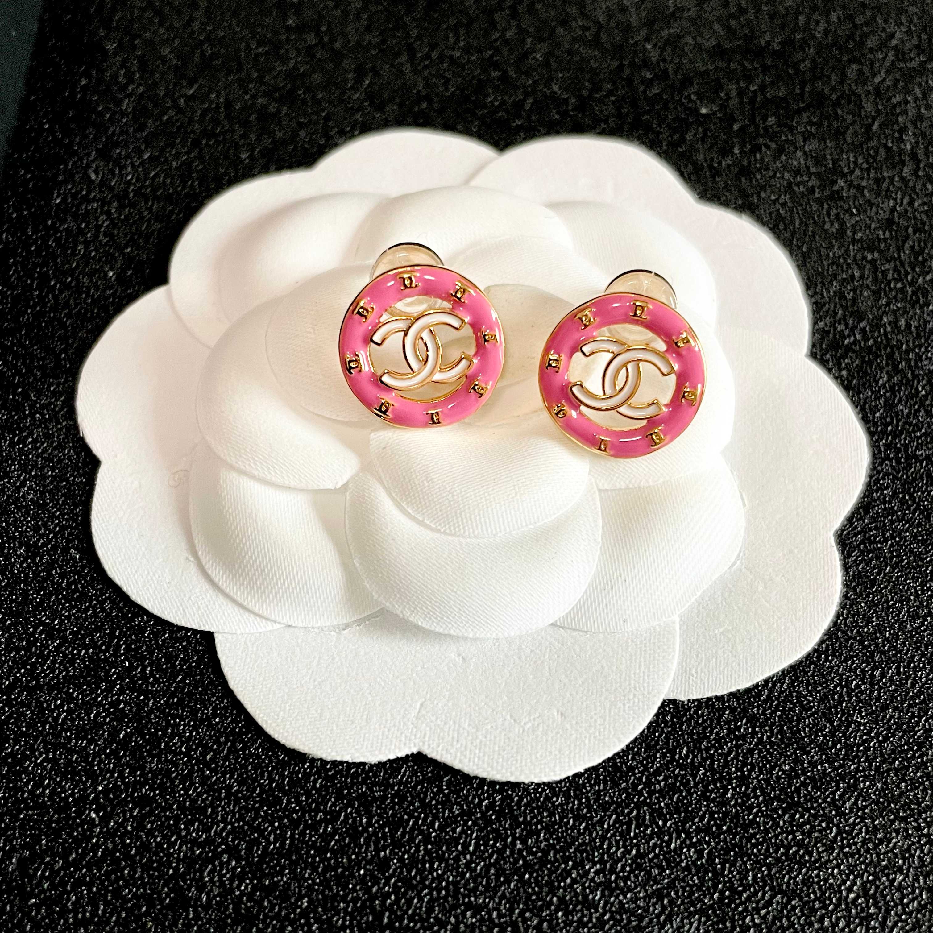 Chanel CC Logo Circle Stud Earrings earrings Gold-tone metal with hot pink enamel 1 2cm diameter