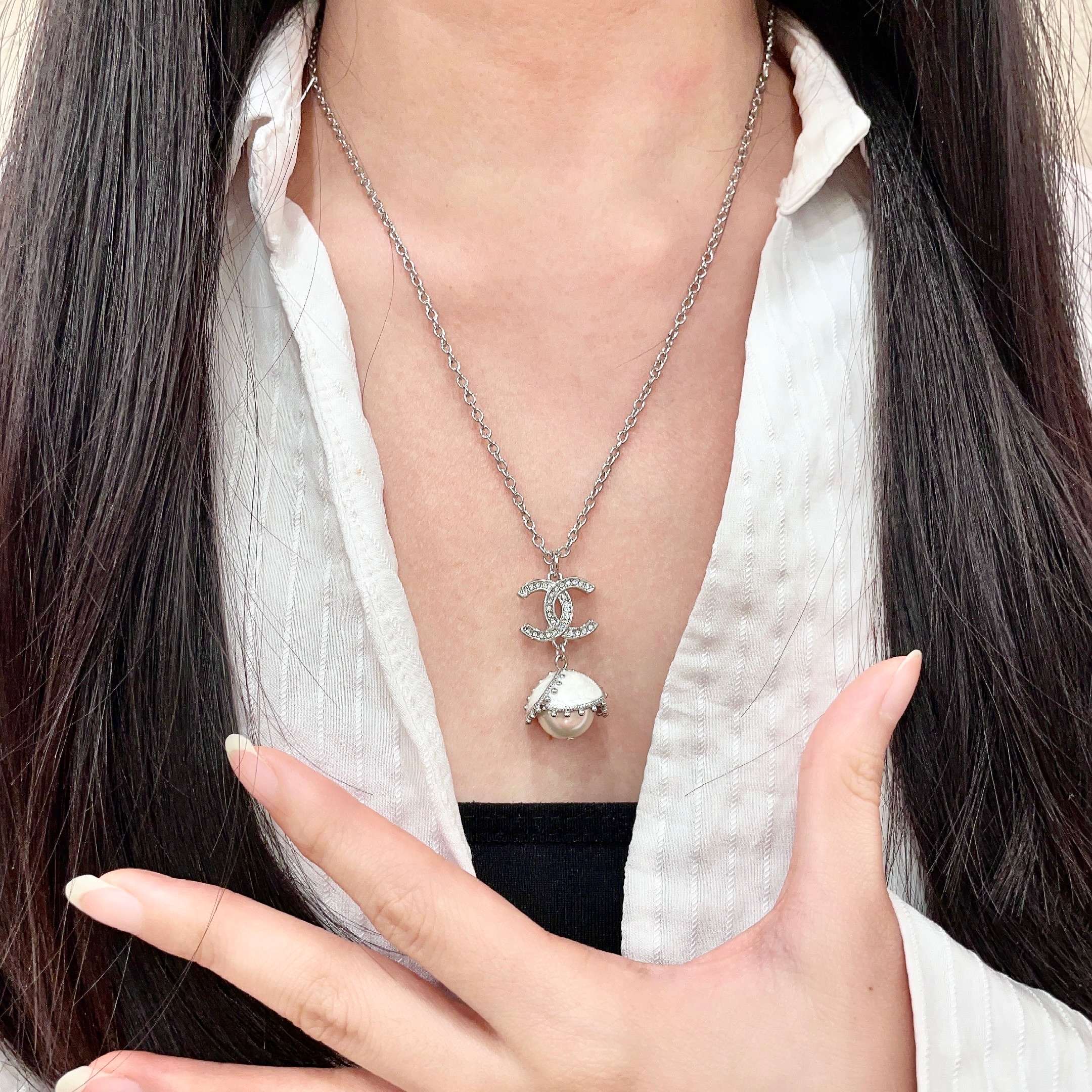 Chanel CC Pearl Drop Pendant necklace Silver-toned metal clear crystal white pearl 42cm