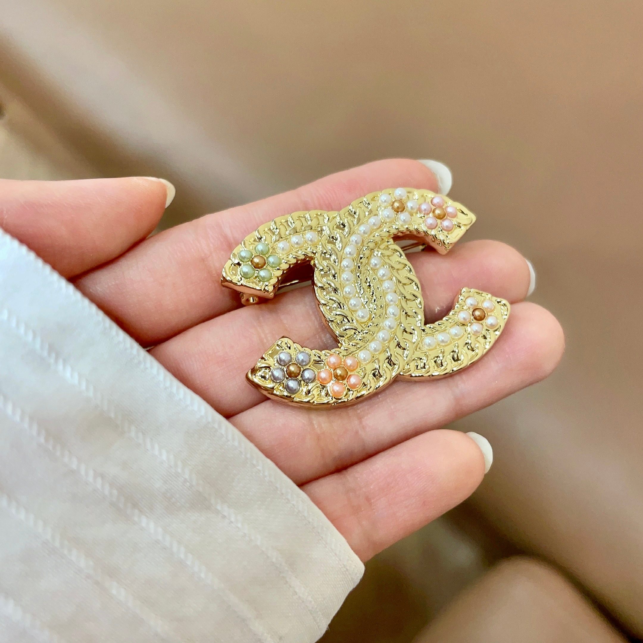 Chanel CC Logo Multicolor Pearl Brooch brooch Gold-tone metal with white pink mint green and iridescent faux pearls 3 5cm width
