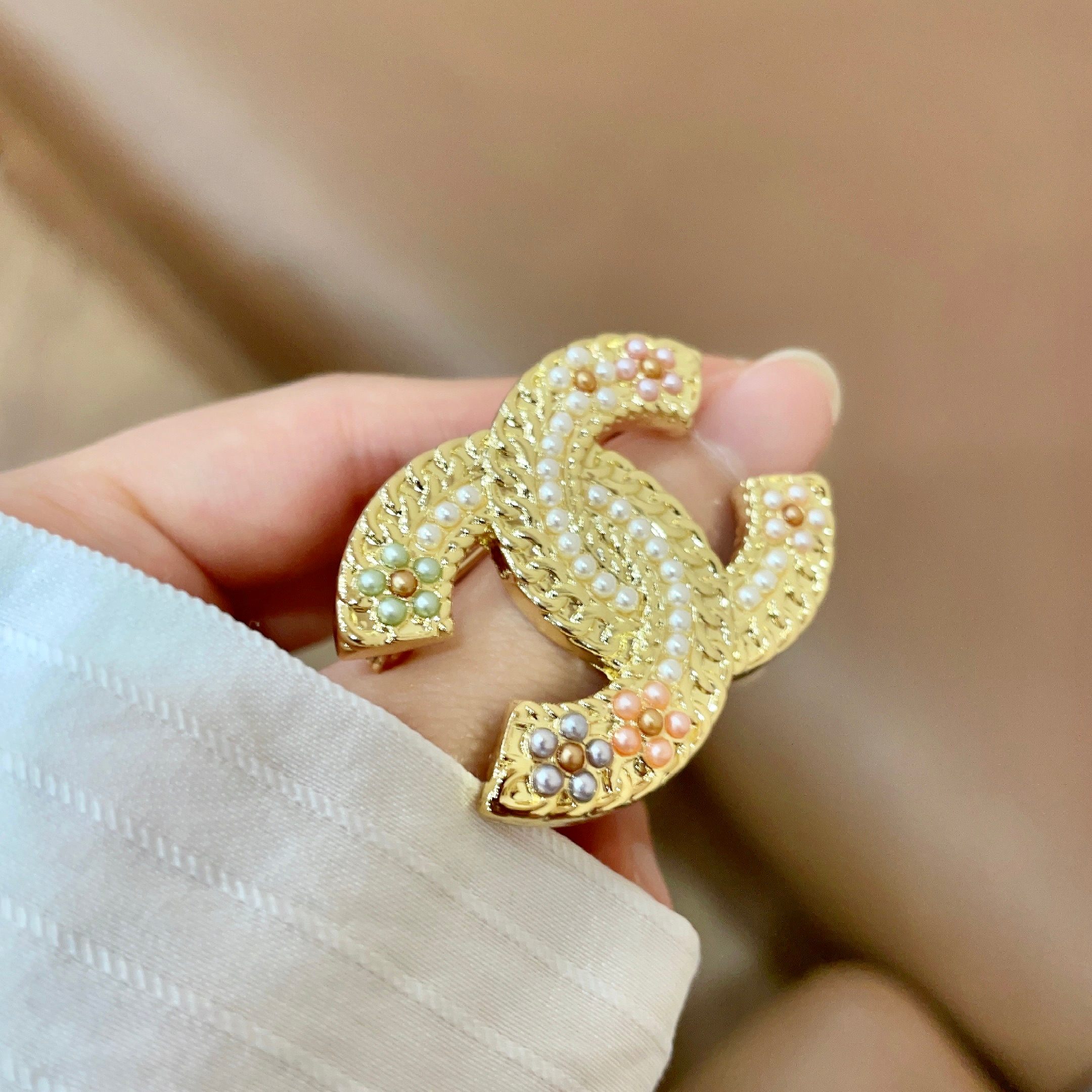Chanel CC Logo Multicolor Pearl Brooch brooch Gold-tone metal with white pink mint green and iridescent faux pearls 3 5cm width