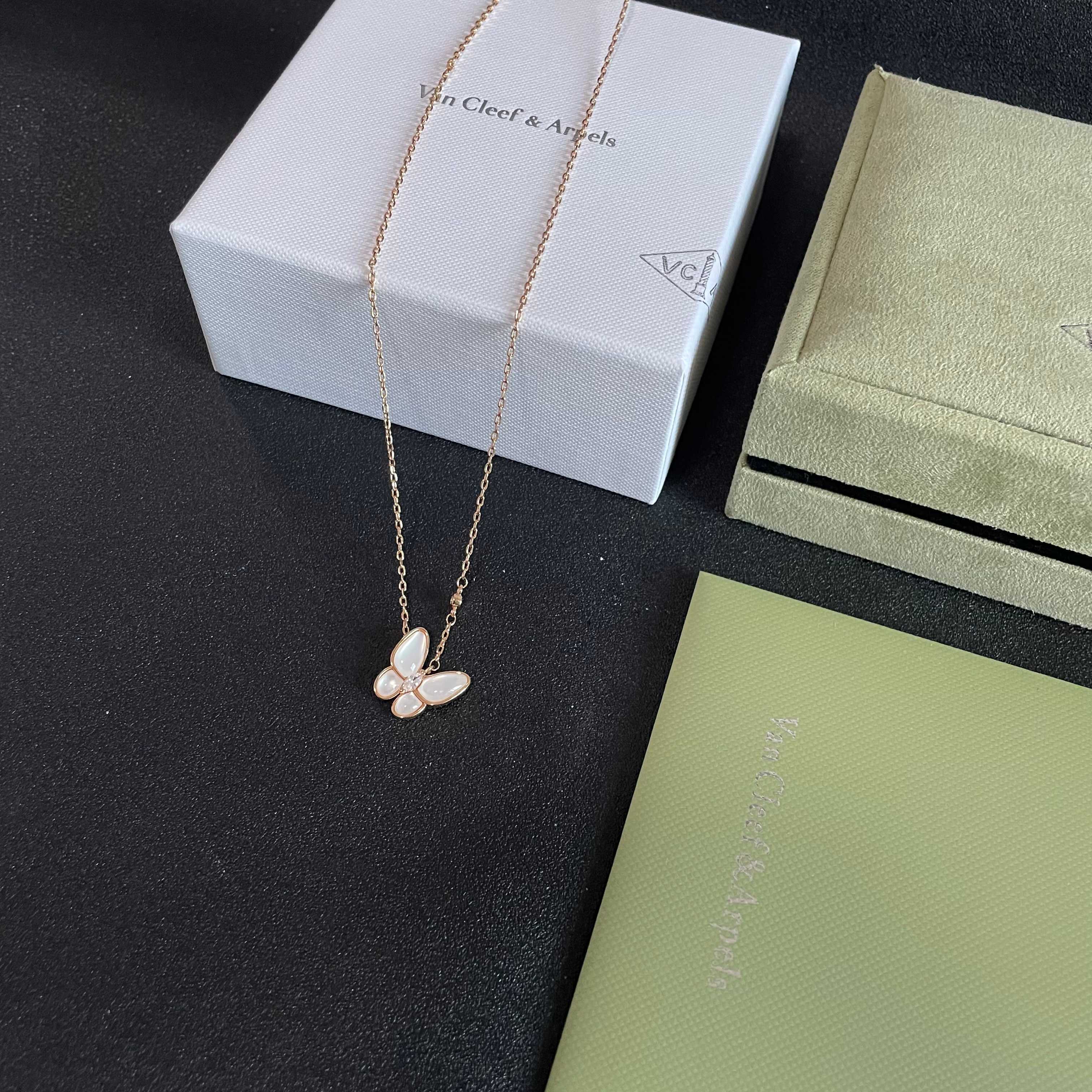 Van Cleef Arpels Collier Two Butterfly Alhambra Or rose nacre blanche diamant 42cm