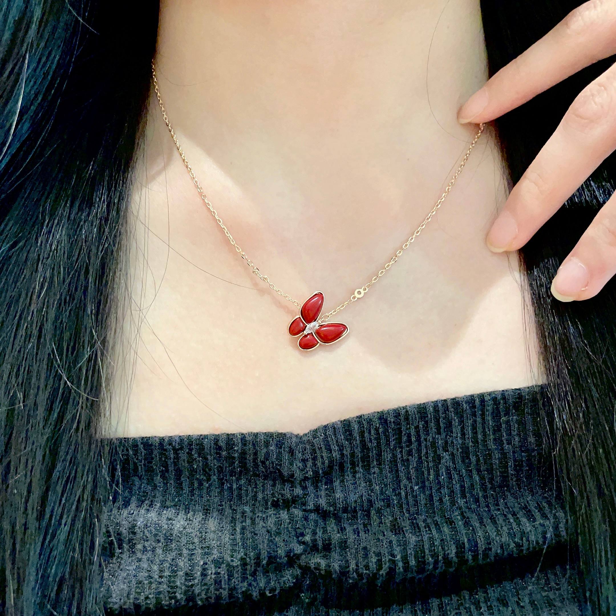 Van Cleef Arpels Collier Two Butterfly Alhambra Or rose avec cornaline rouge et accent diamants 42cm