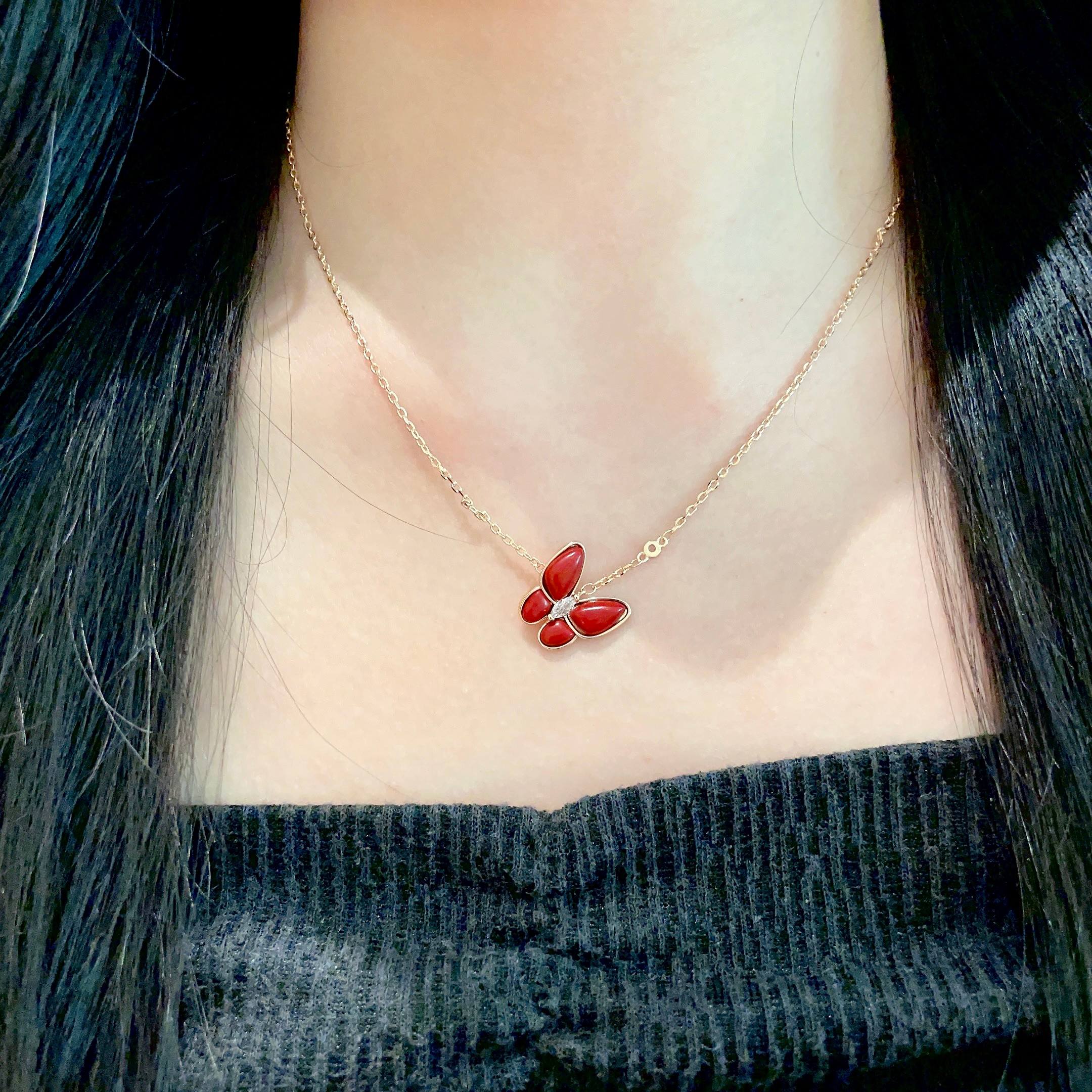 Van Cleef Arpels Collier Two Butterfly Alhambra Or rose avec cornaline rouge et accent diamants 42cm
