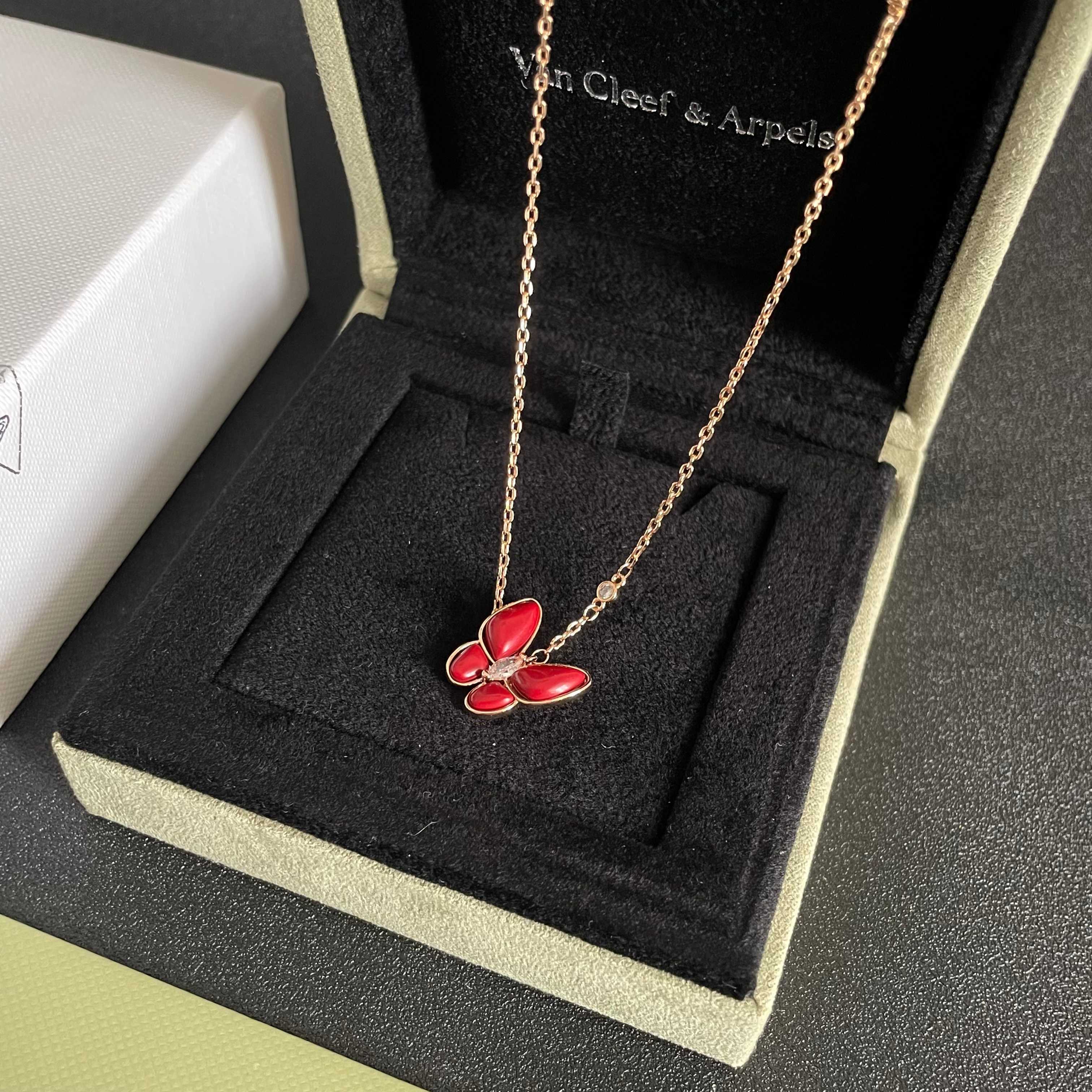 Van Cleef Arpels Collier Two Butterfly Alhambra Or rose avec cornaline rouge et accent diamants 42cm