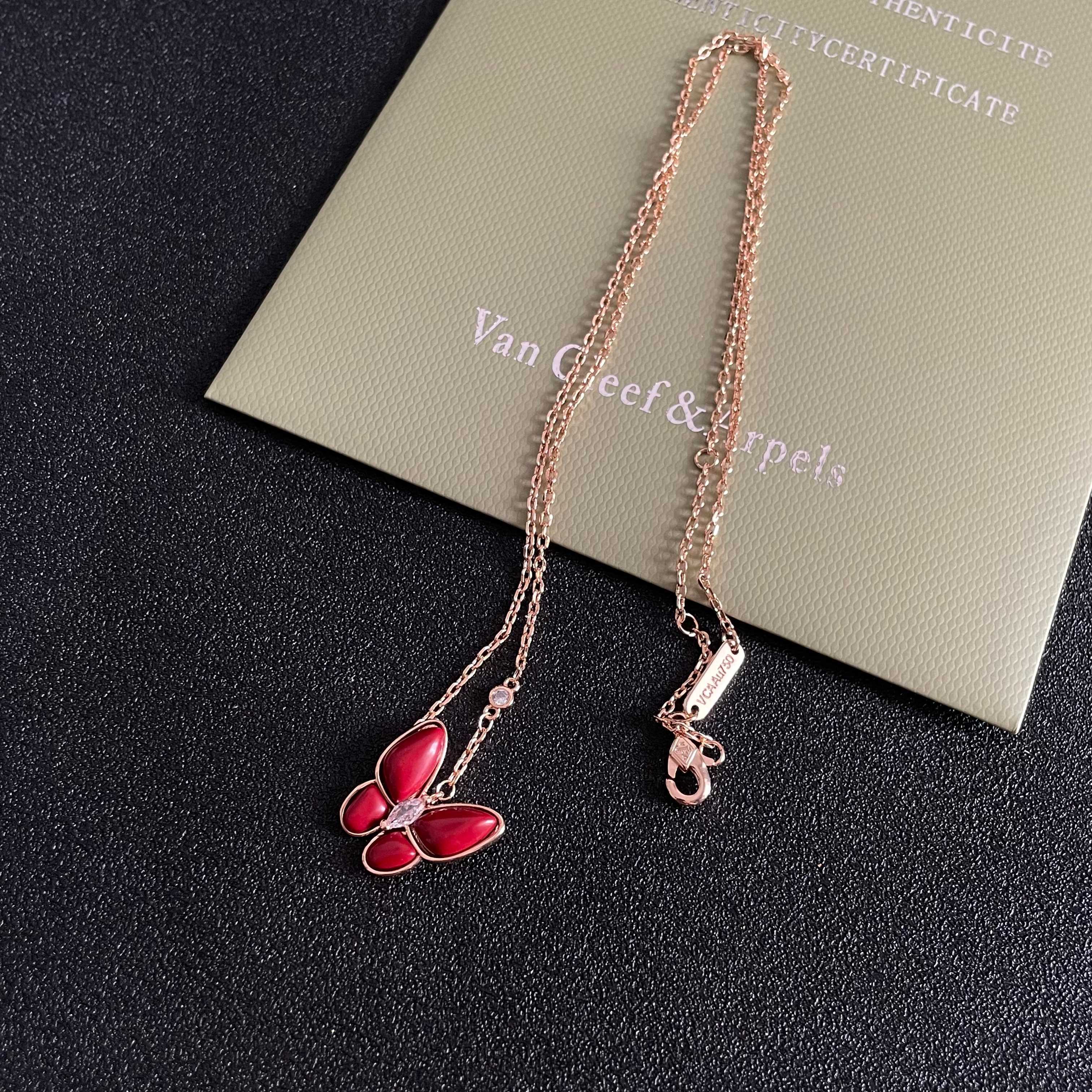 Van Cleef Arpels Collier Two Butterfly Alhambra Or rose avec cornaline rouge et accent diamants 42cm