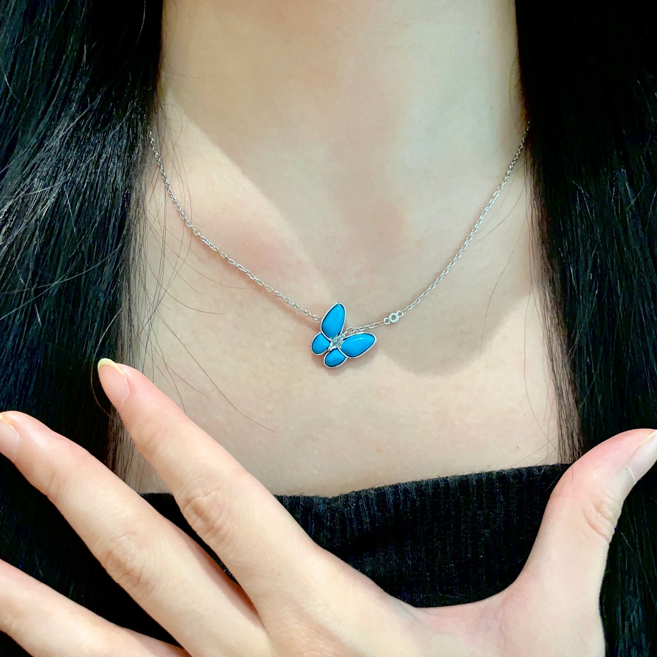 Collana Van Cleef Arpels Two Butterfly Alhambra Oro bianco con pietra blu turchese e accento di diamante 42 cm
