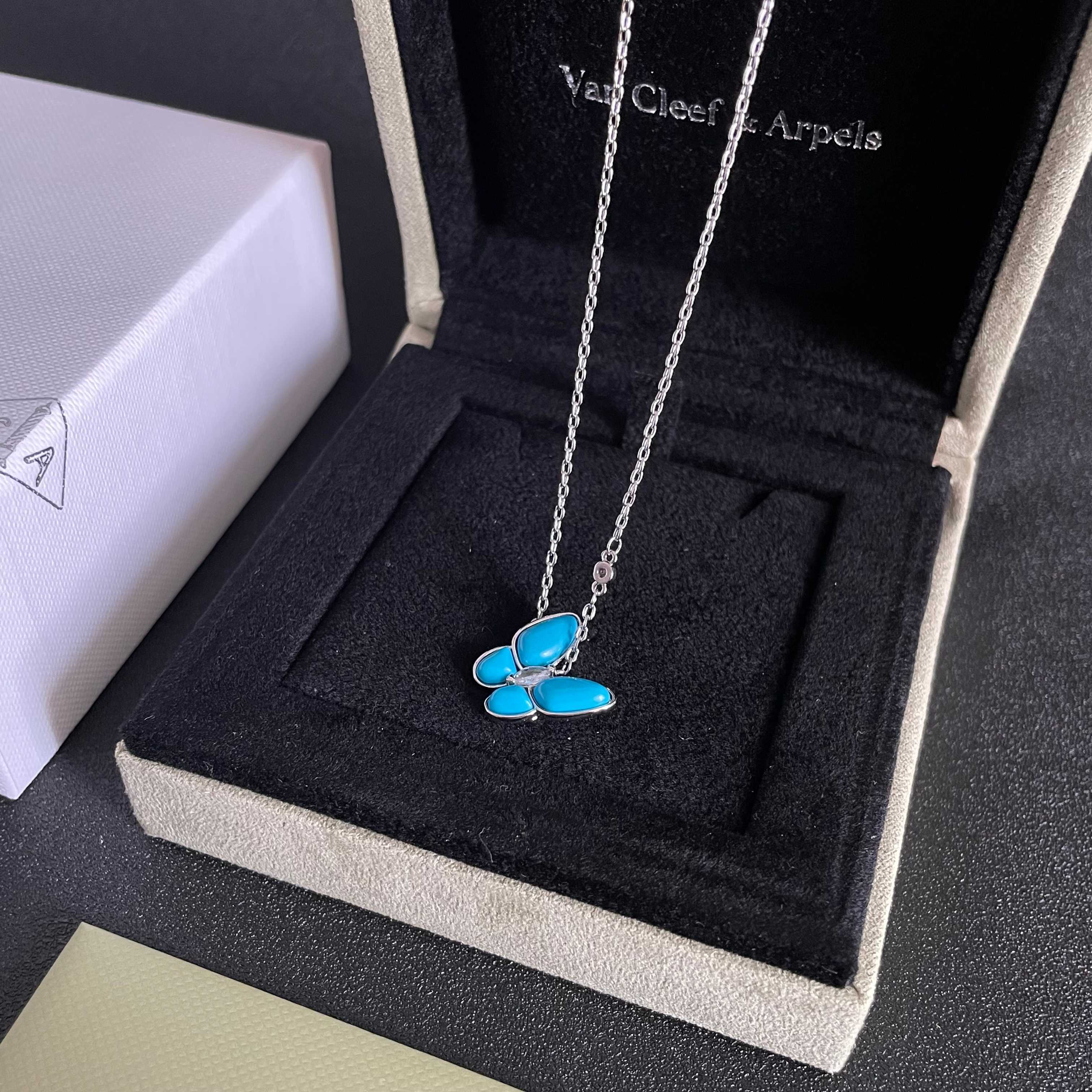 Collana Van Cleef Arpels Two Butterfly Alhambra Oro bianco con pietra blu turchese e accento di diamante 42 cm