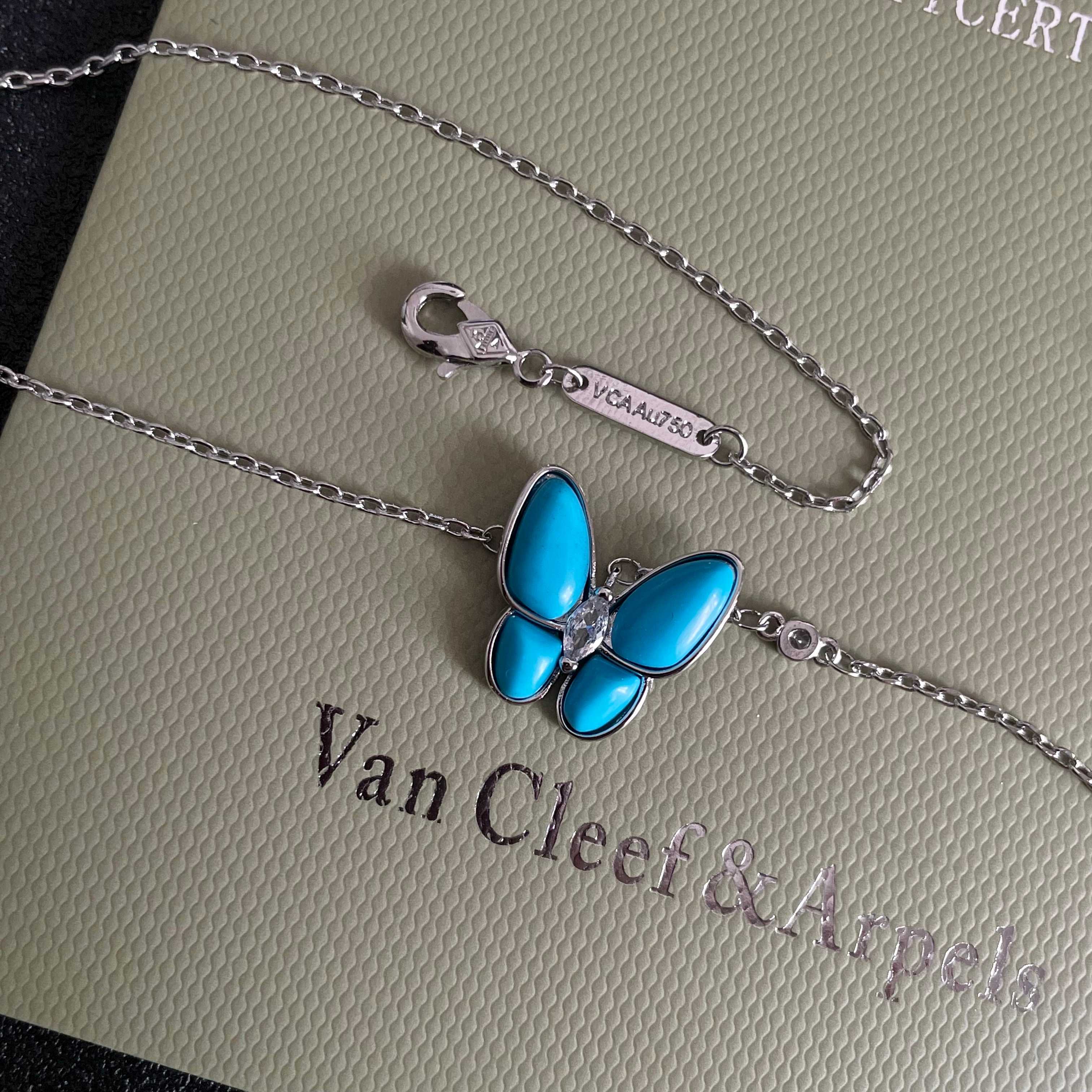 Collana Van Cleef Arpels Two Butterfly Alhambra Oro bianco con pietra blu turchese e accento di diamante 42 cm