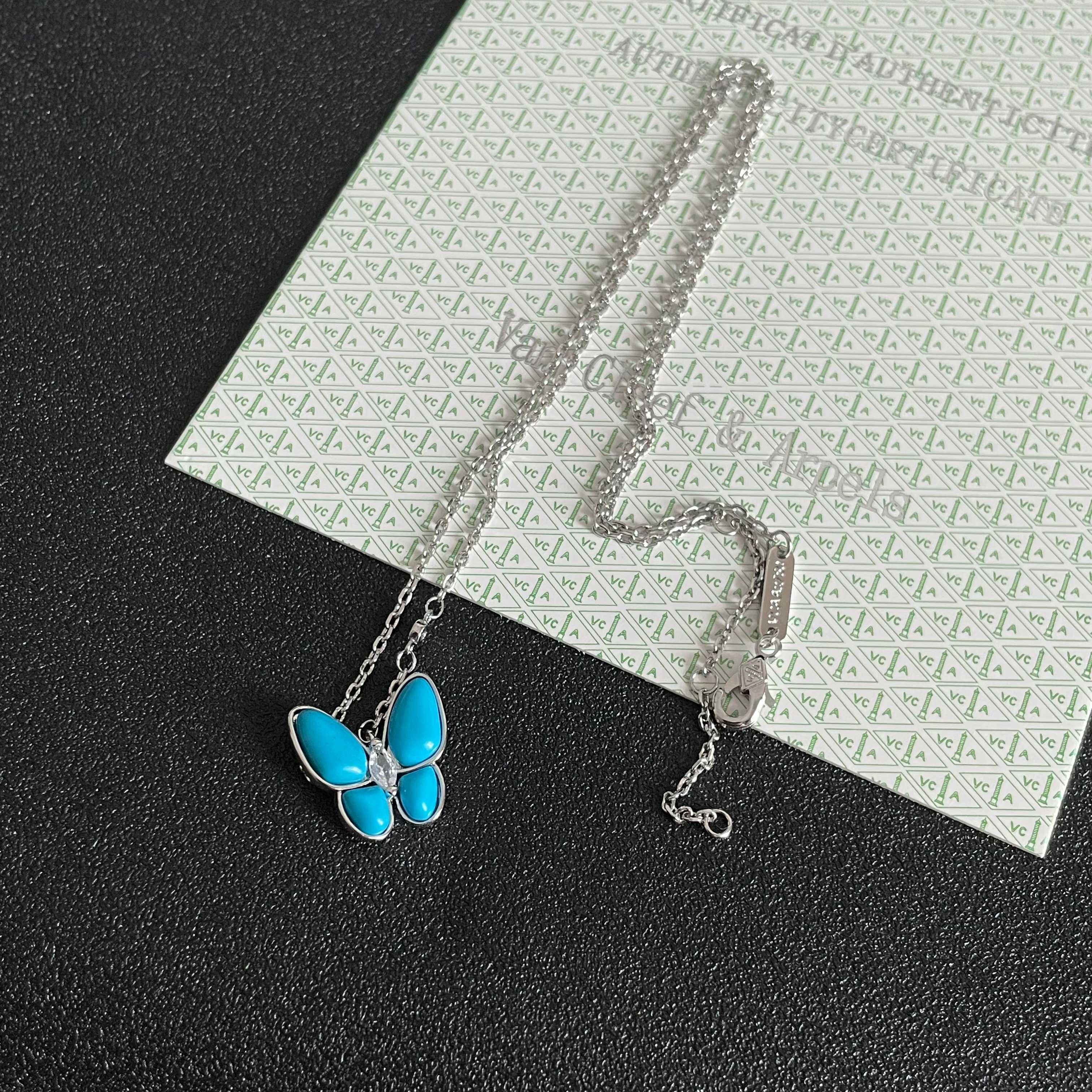 Collana Van Cleef Arpels Two Butterfly Alhambra Oro bianco con pietra blu turchese e accento di diamante 42 cm