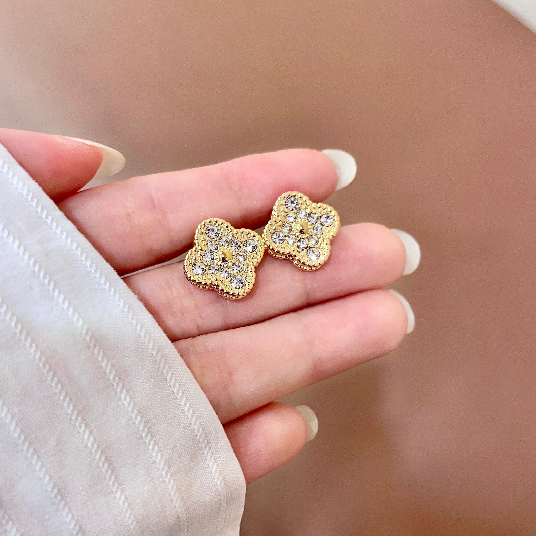 Orecchini Van Cleef Arpels Vintage Alhambra in oro giallo con pavé di diamanti trasparenti, diametro del motivo di 15 mm