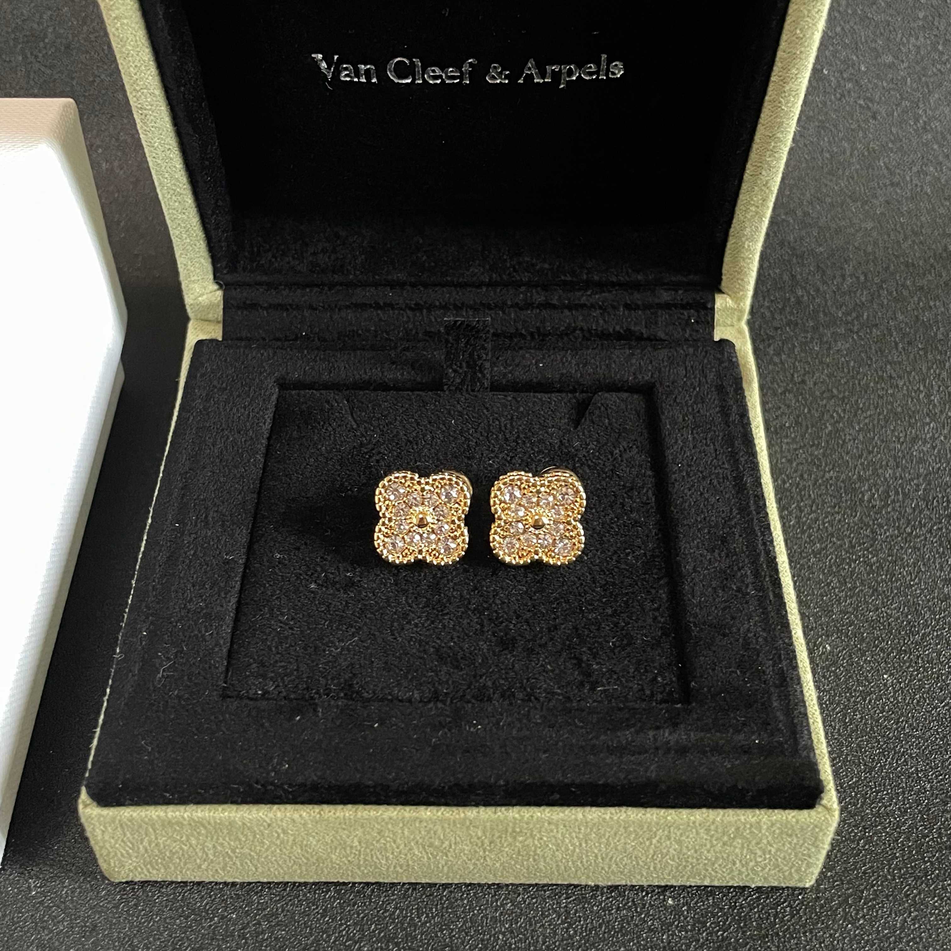 Orecchini Van Cleef Arpels Vintage Alhambra in oro giallo con pavé di diamanti trasparenti, diametro del motivo di 15 mm