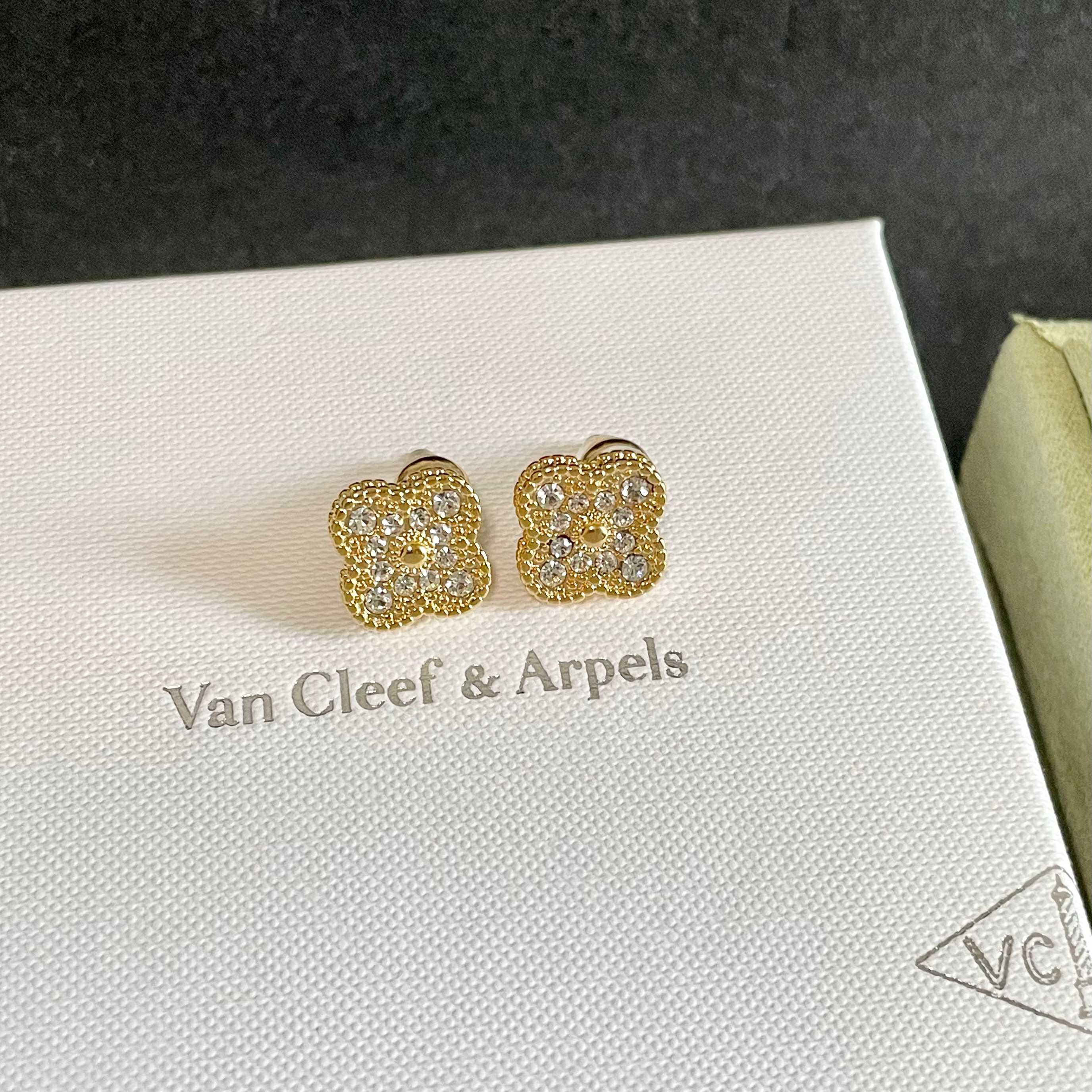 Orecchini Van Cleef Arpels Vintage Alhambra in oro giallo con pavé di diamanti trasparenti, diametro del motivo di 15 mm