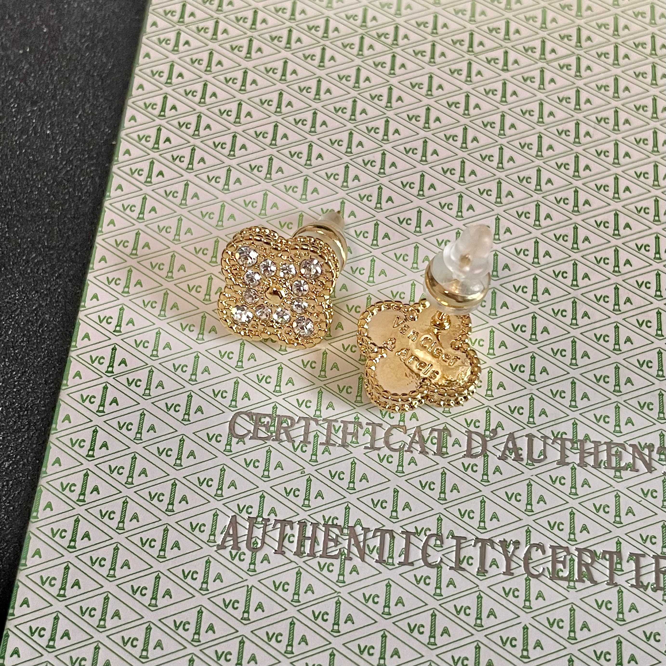 Orecchini Van Cleef Arpels Vintage Alhambra in oro giallo con pavé di diamanti trasparenti, diametro del motivo di 15 mm