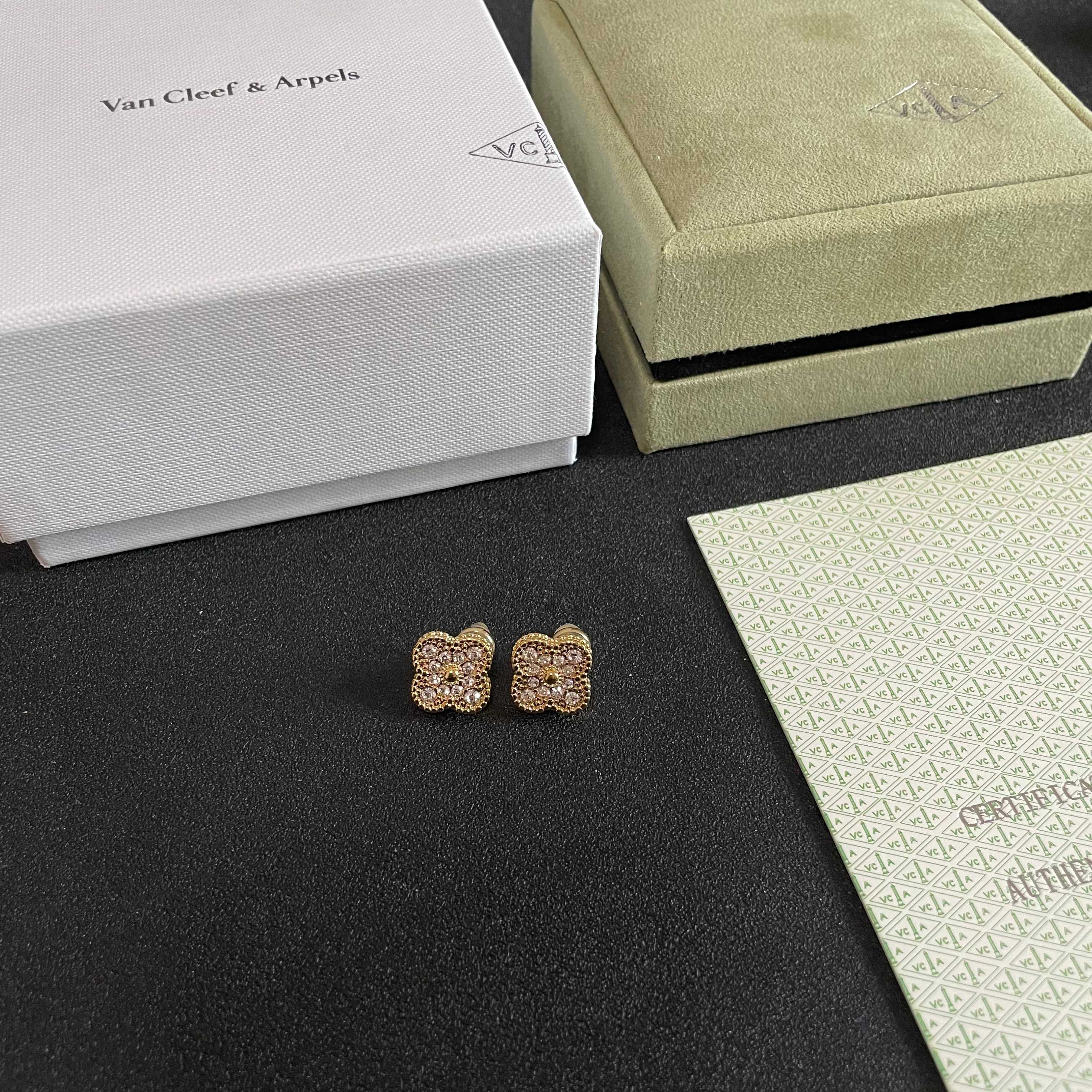 Orecchini Van Cleef Arpels Vintage Alhambra in oro giallo con pavé di diamanti trasparenti, diametro del motivo di 15 mm