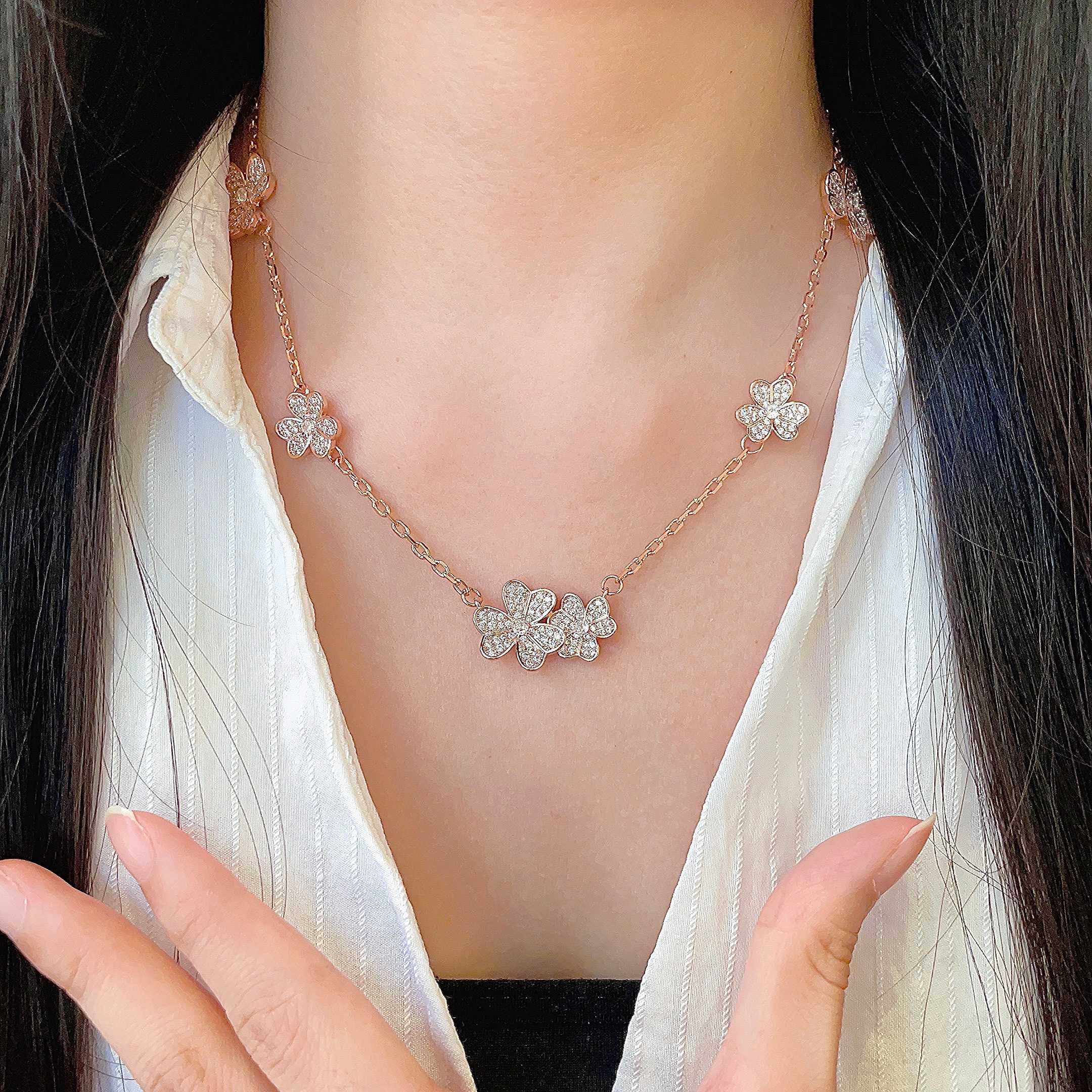 Colar Van Cleef Arpels Frivole Ouro rosa com detalhes em diamante 42 cm