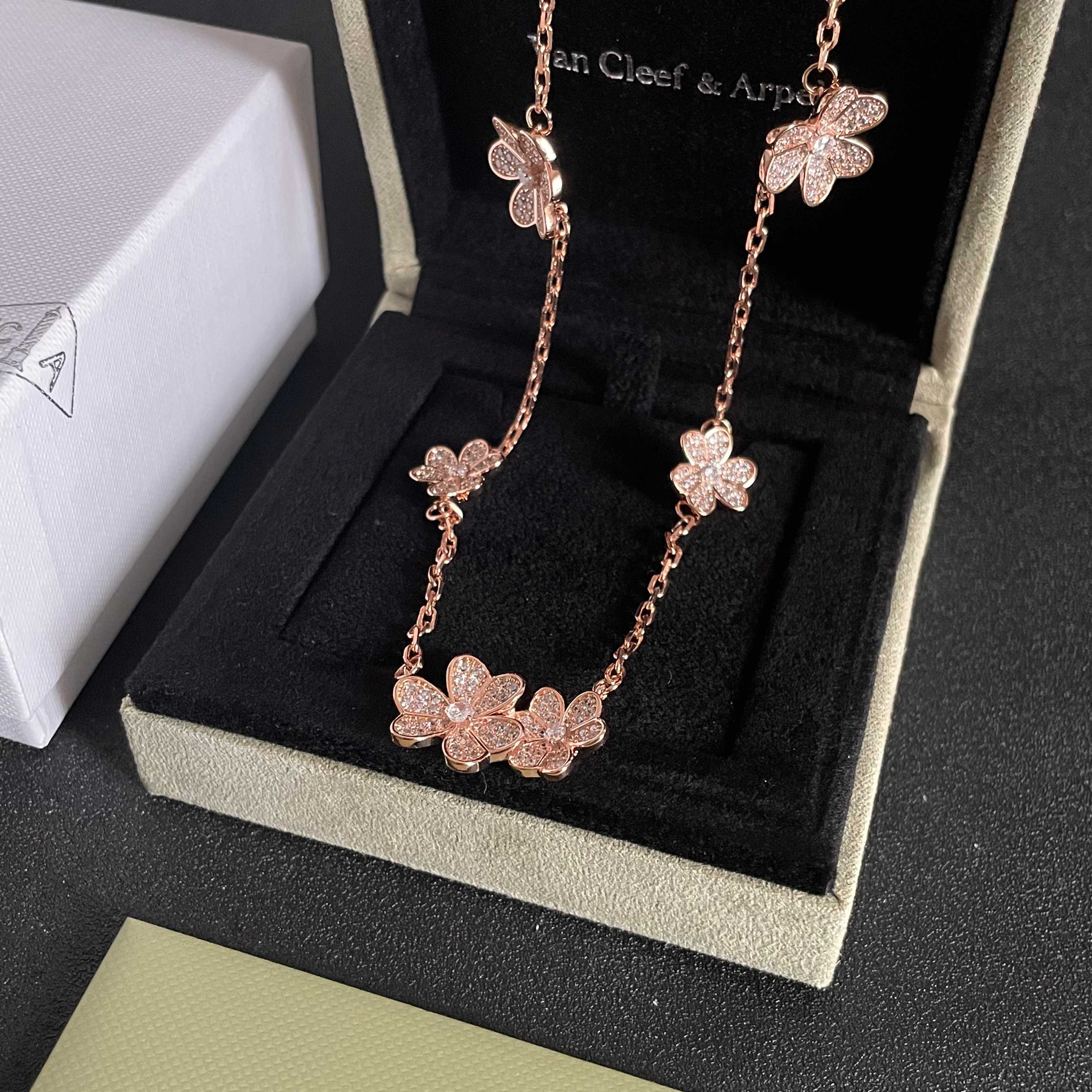 Colar Van Cleef Arpels Frivole Ouro rosa com detalhes em diamante 42 cm