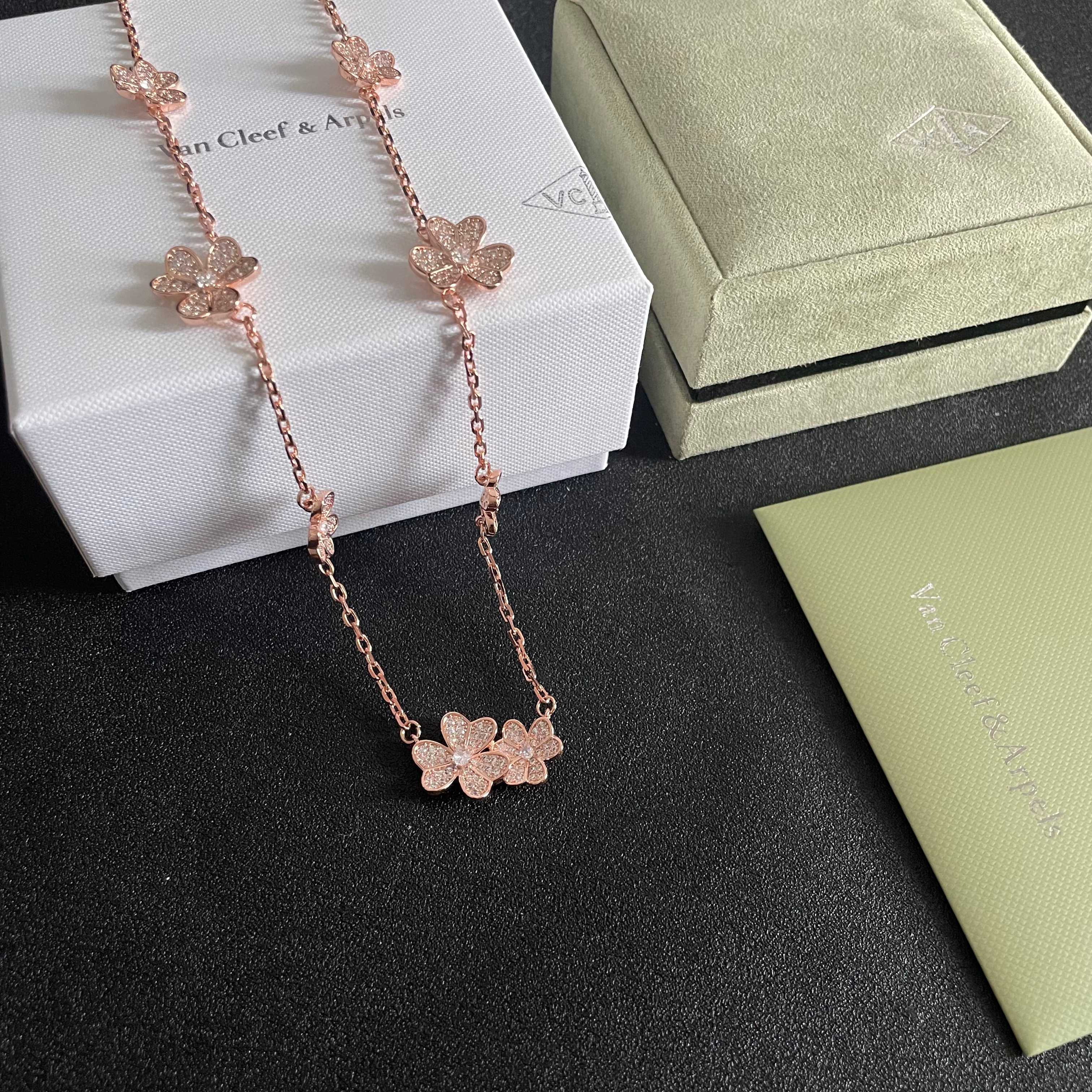 Colar Van Cleef Arpels Frivole Ouro rosa com detalhes em diamante 42 cm
