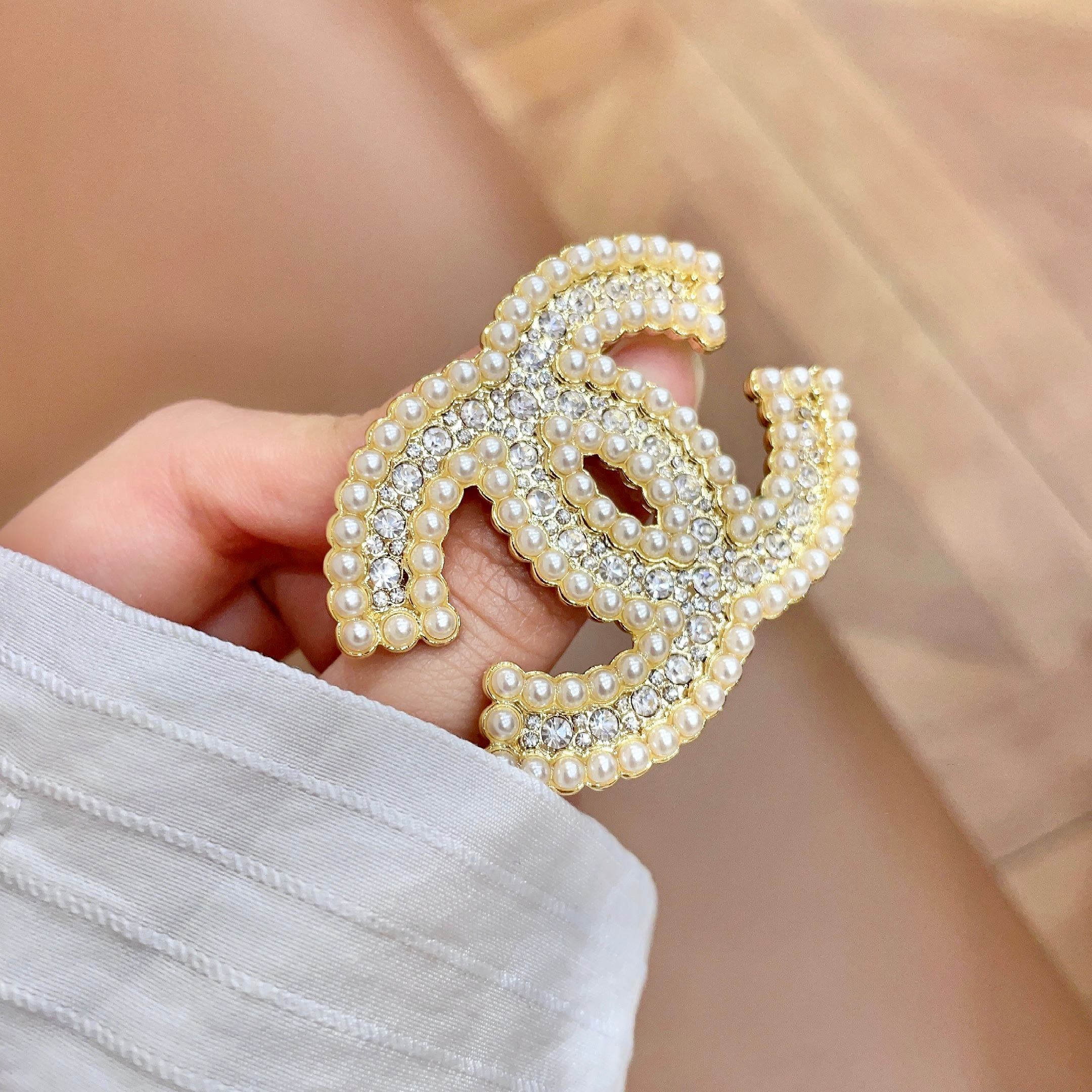 Chanel CC Logo Pearl Crystal Brooch brooch gold-tone metal cream faux pearl clear crystal 4 5cm width