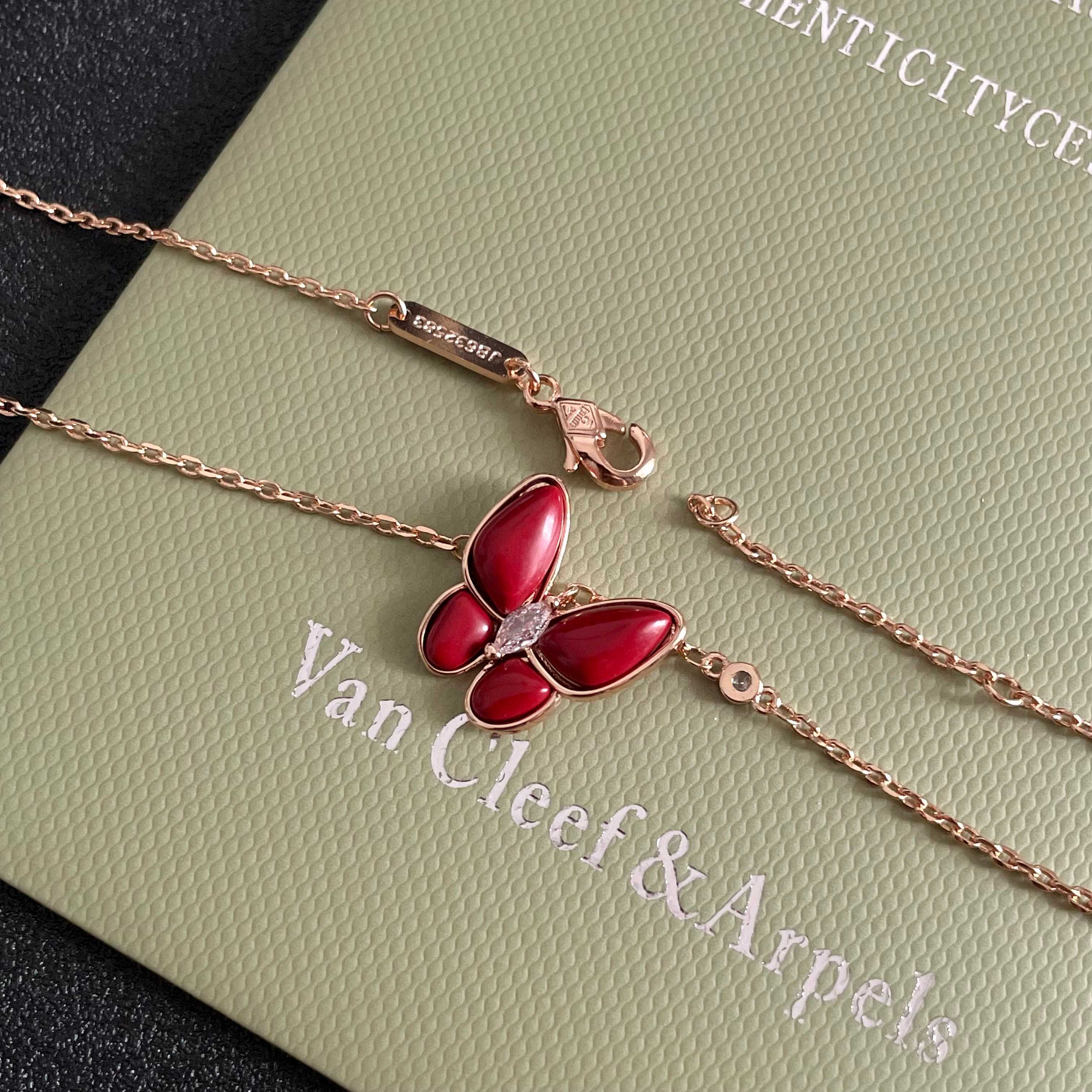 Collana Van Cleef Arpels Two Butterfly Alhambra Oro rosa corniola rosso diamante bianco 42 cm