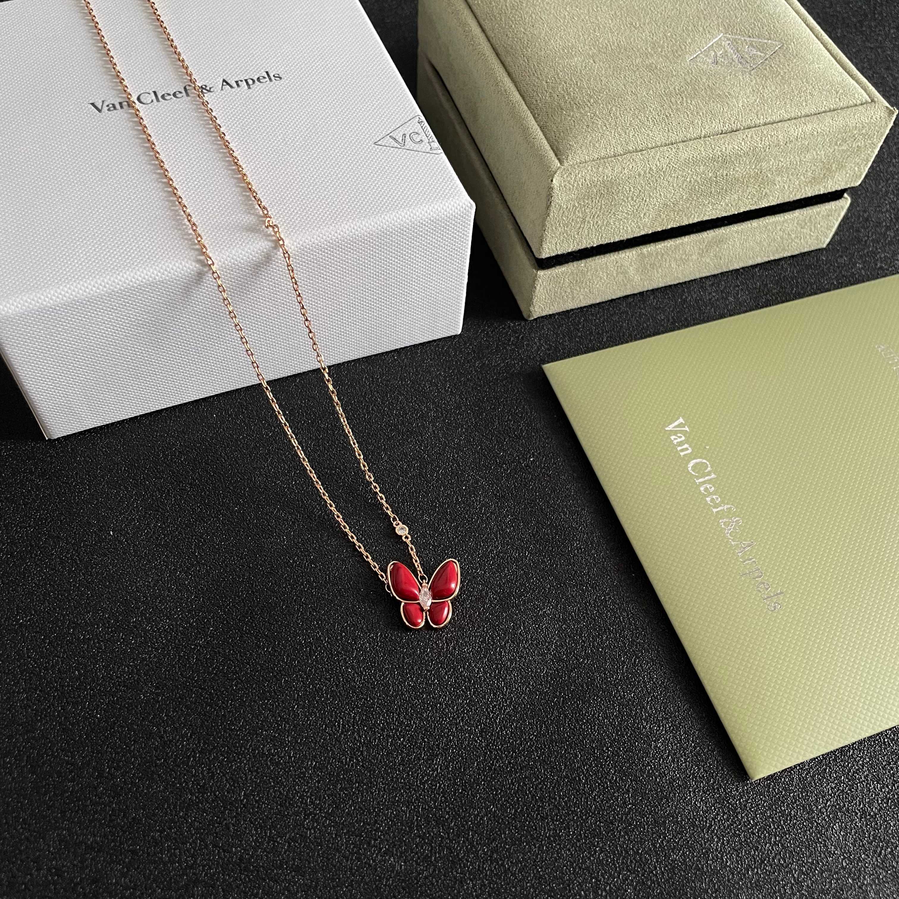 Collana Van Cleef Arpels Two Butterfly Alhambra Oro rosa corniola rosso diamante bianco 42 cm