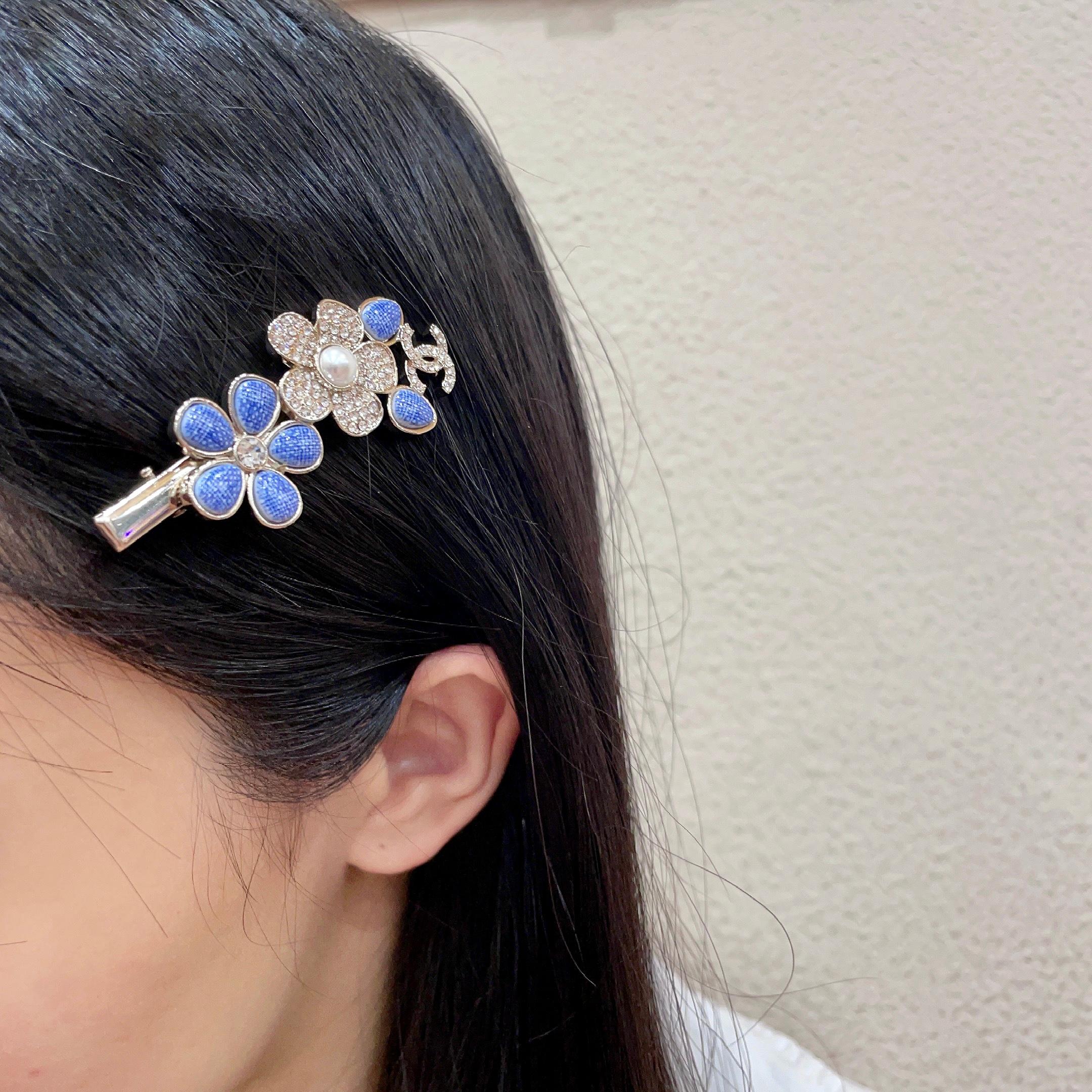 Chanel CC Floral Hair Clip brooch Gold-tone metal with blue enamel clear crystals and white pearl 4 5cm