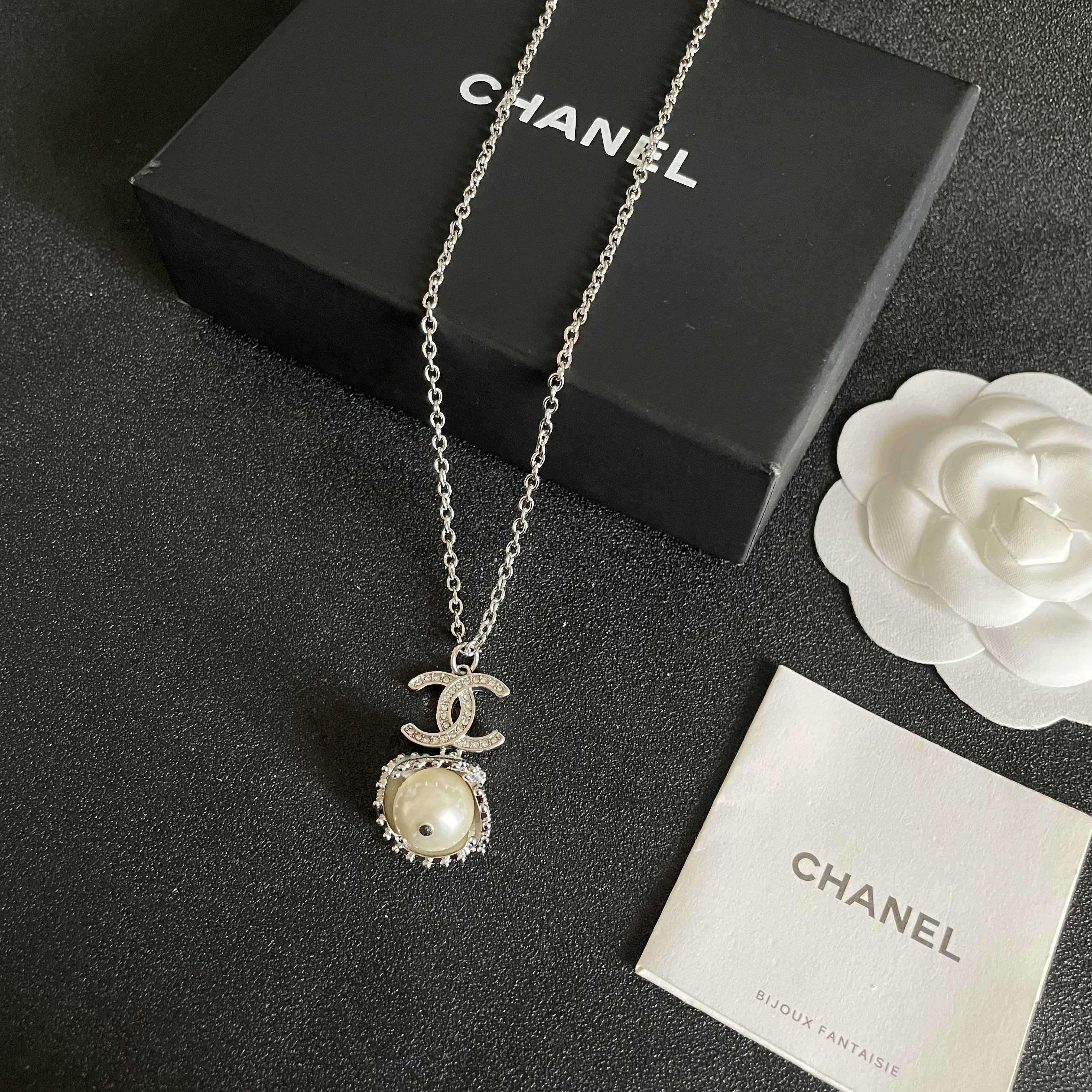Chanel CC Pearl Drop Pendant necklace Silver-toned metal clear crystal white pearl 42cm