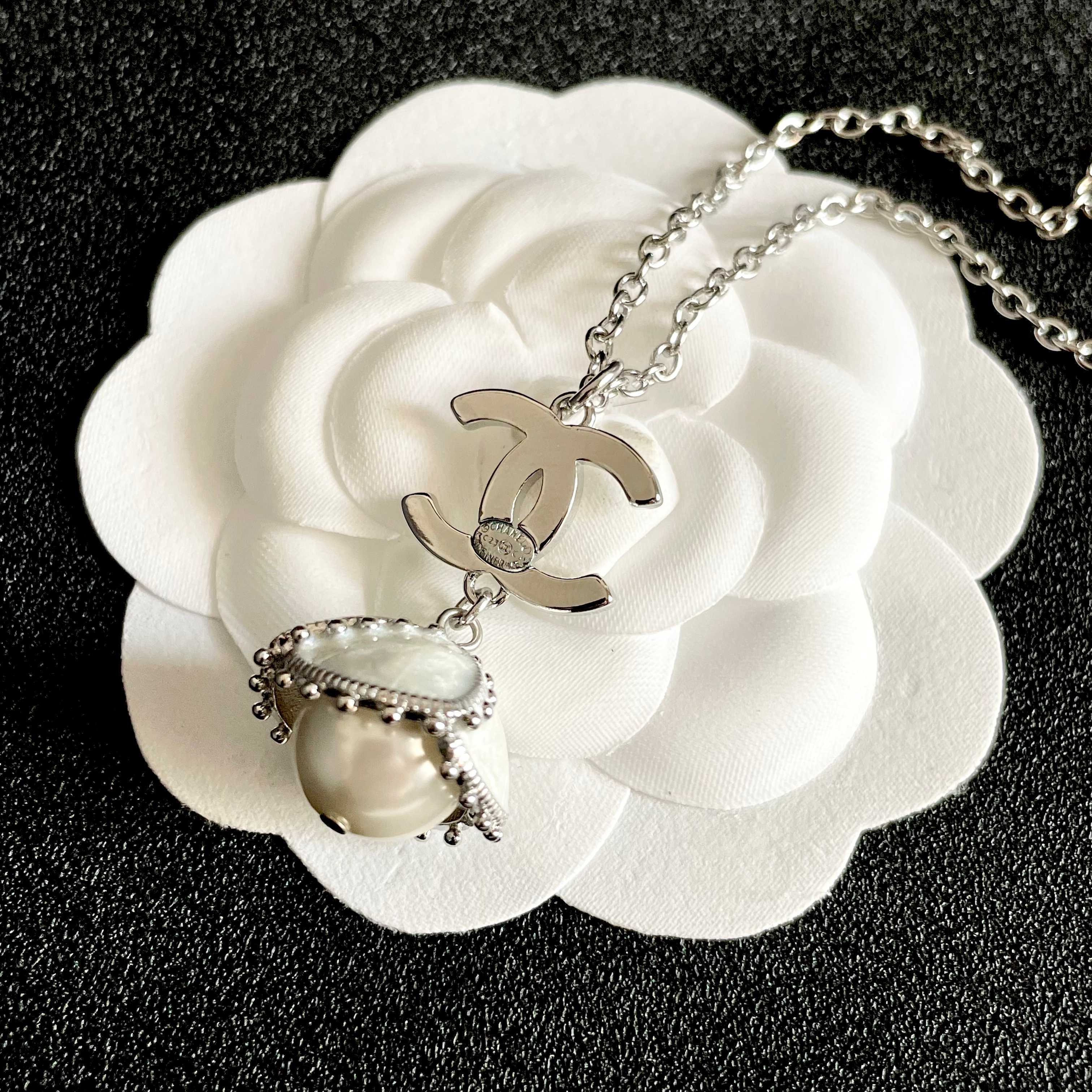 Chanel CC Pearl Drop Pendant necklace Silver-toned metal clear crystal white pearl 42cm