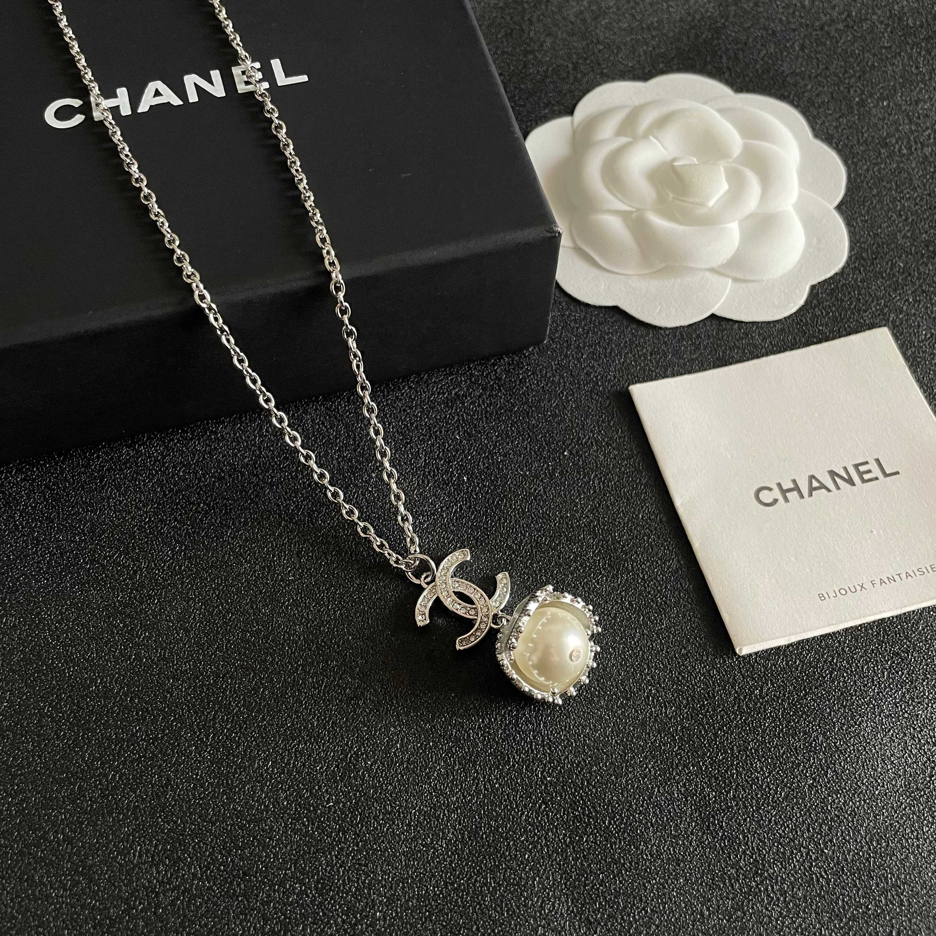 Chanel CC Pearl Drop Pendant necklace Silver-toned metal clear crystal white pearl 42cm
