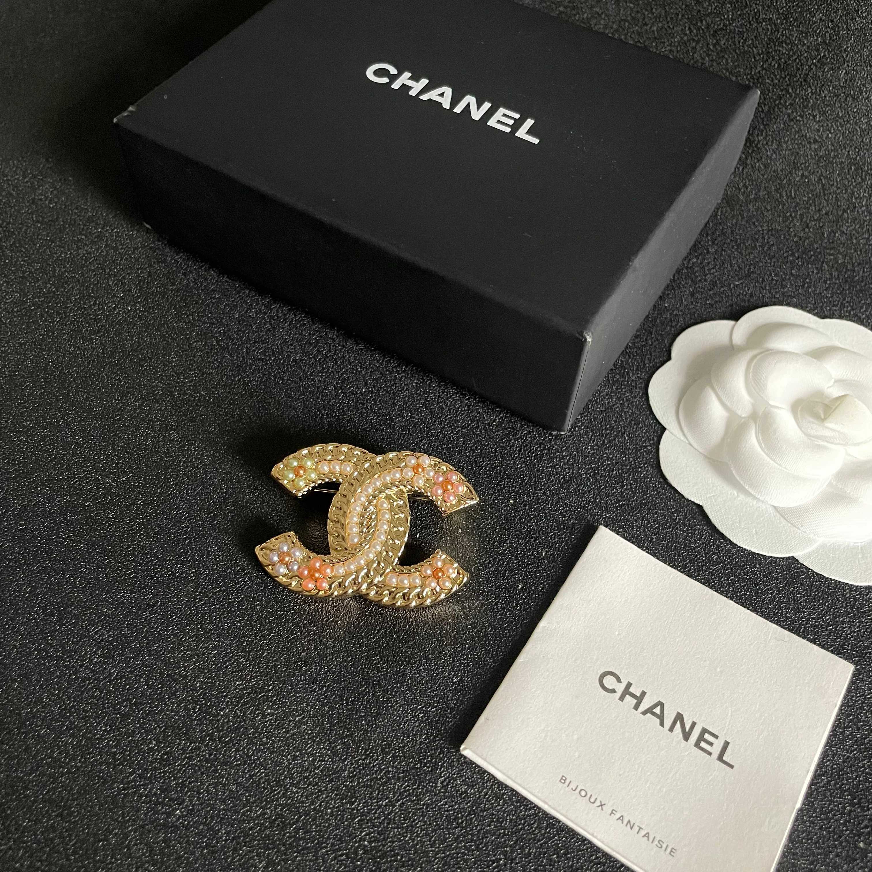 Chanel CC Logo Multicolor Pearl Brooch brooch Gold-tone metal with white pink mint green and iridescent faux pearls 3 5cm width