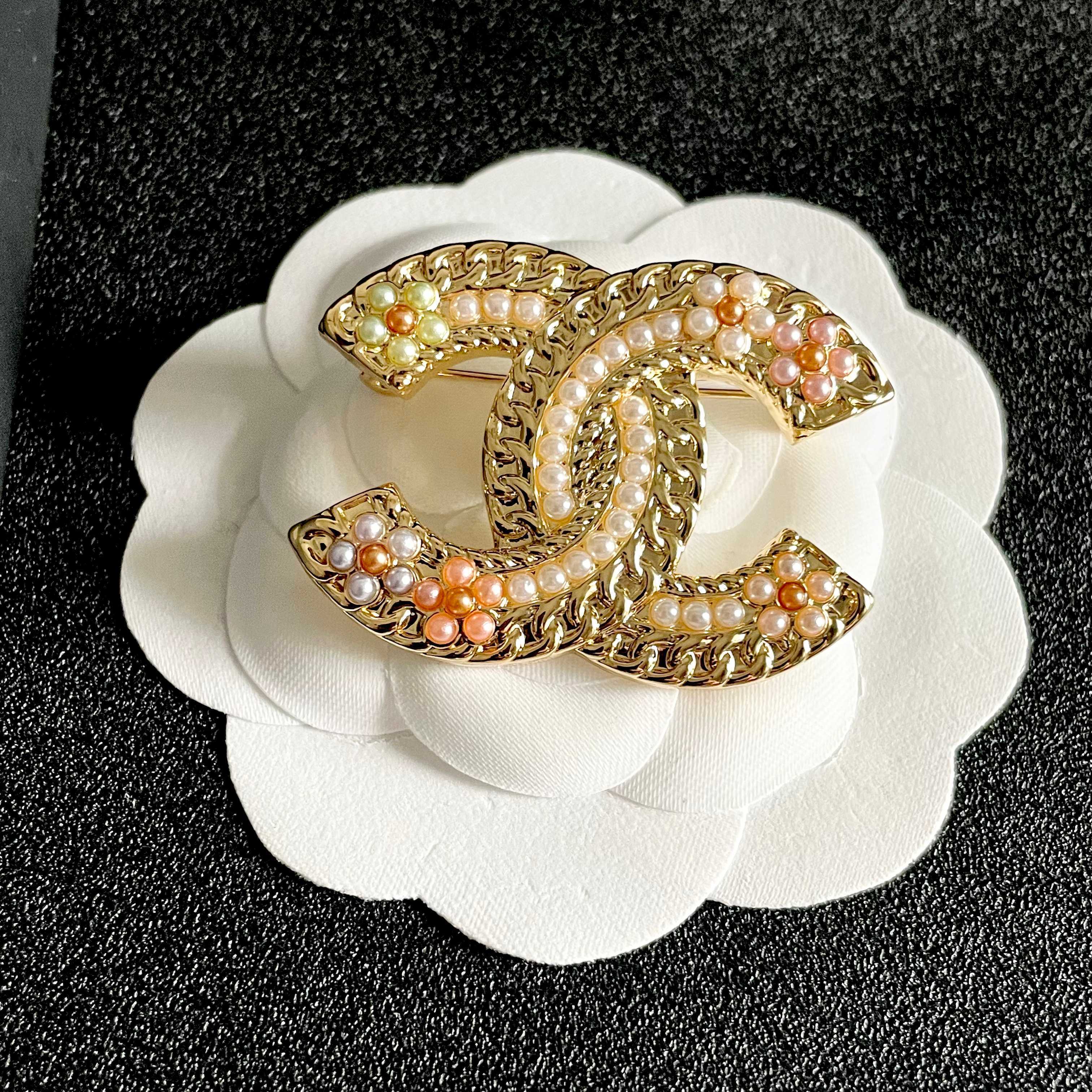 Chanel CC Logo Multicolor Pearl Brooch brooch Gold-tone metal with white pink mint green and iridescent faux pearls 3 5cm width
