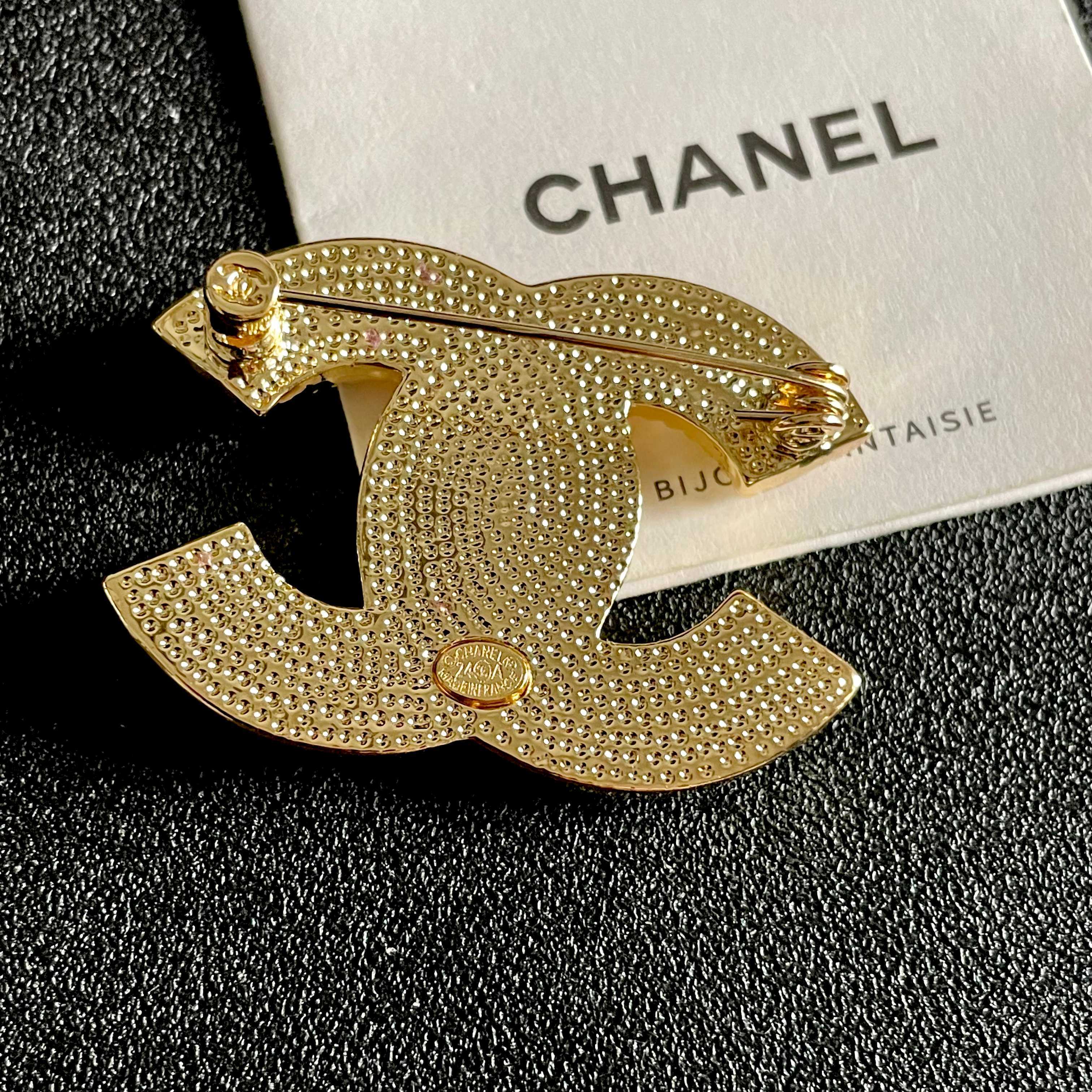 Chanel CC Logo Multicolor Pearl Brooch brooch Gold-tone metal with white pink mint green and iridescent faux pearls 3 5cm width