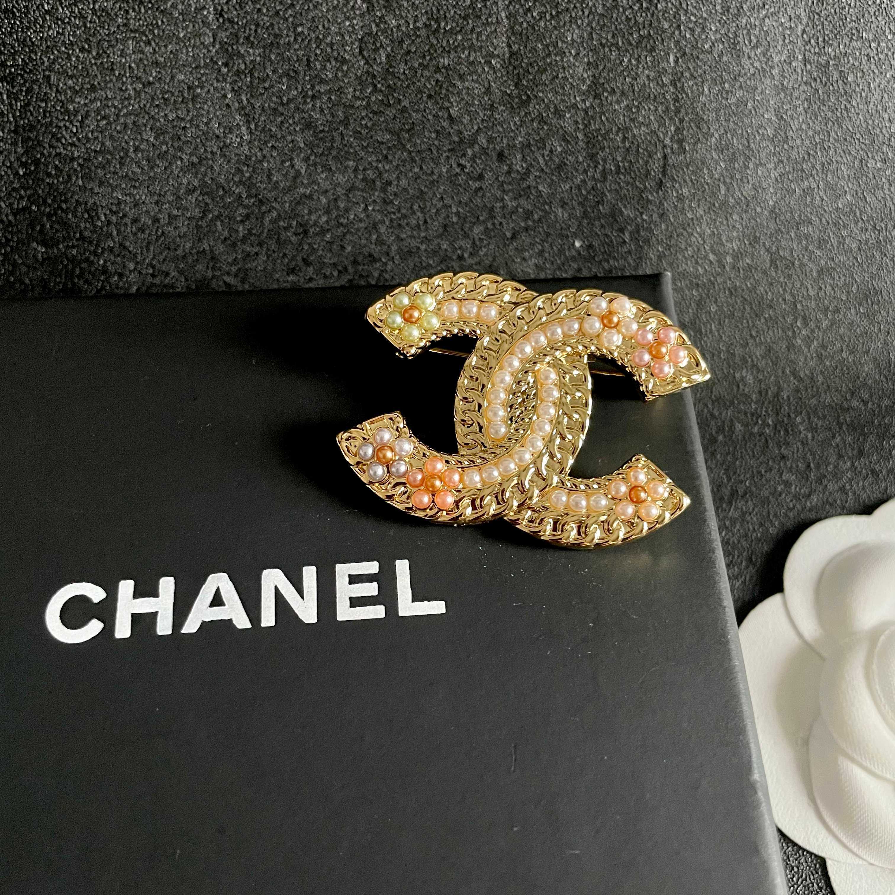 Chanel CC Logo Multicolor Pearl Brooch brooch Gold-tone metal with white pink mint green and iridescent faux pearls 3 5cm width
