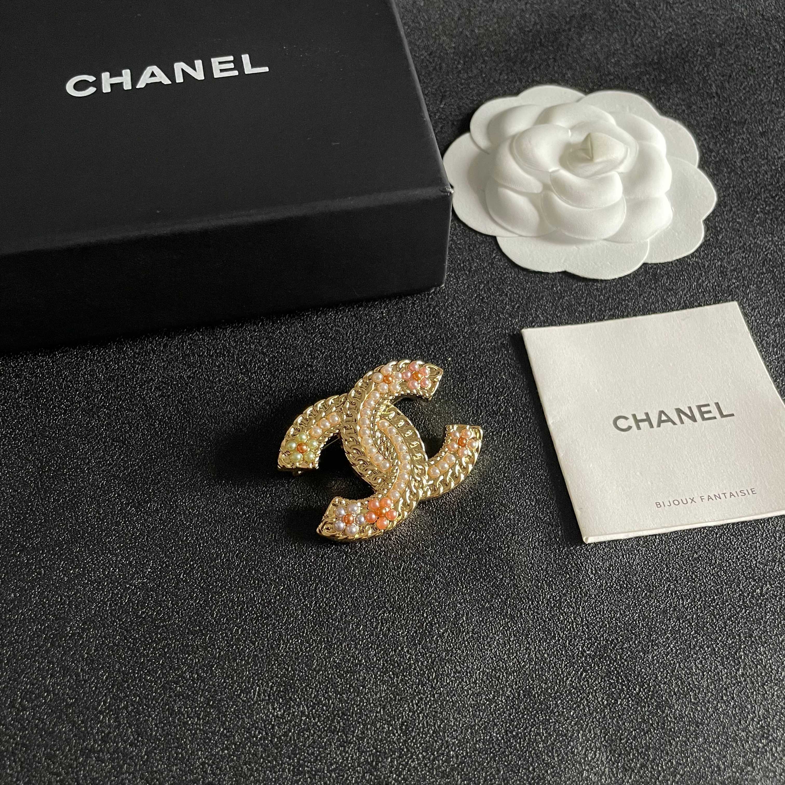 Chanel CC Logo Multicolor Pearl Brooch brooch Gold-tone metal with white pink mint green and iridescent faux pearls 3 5cm width