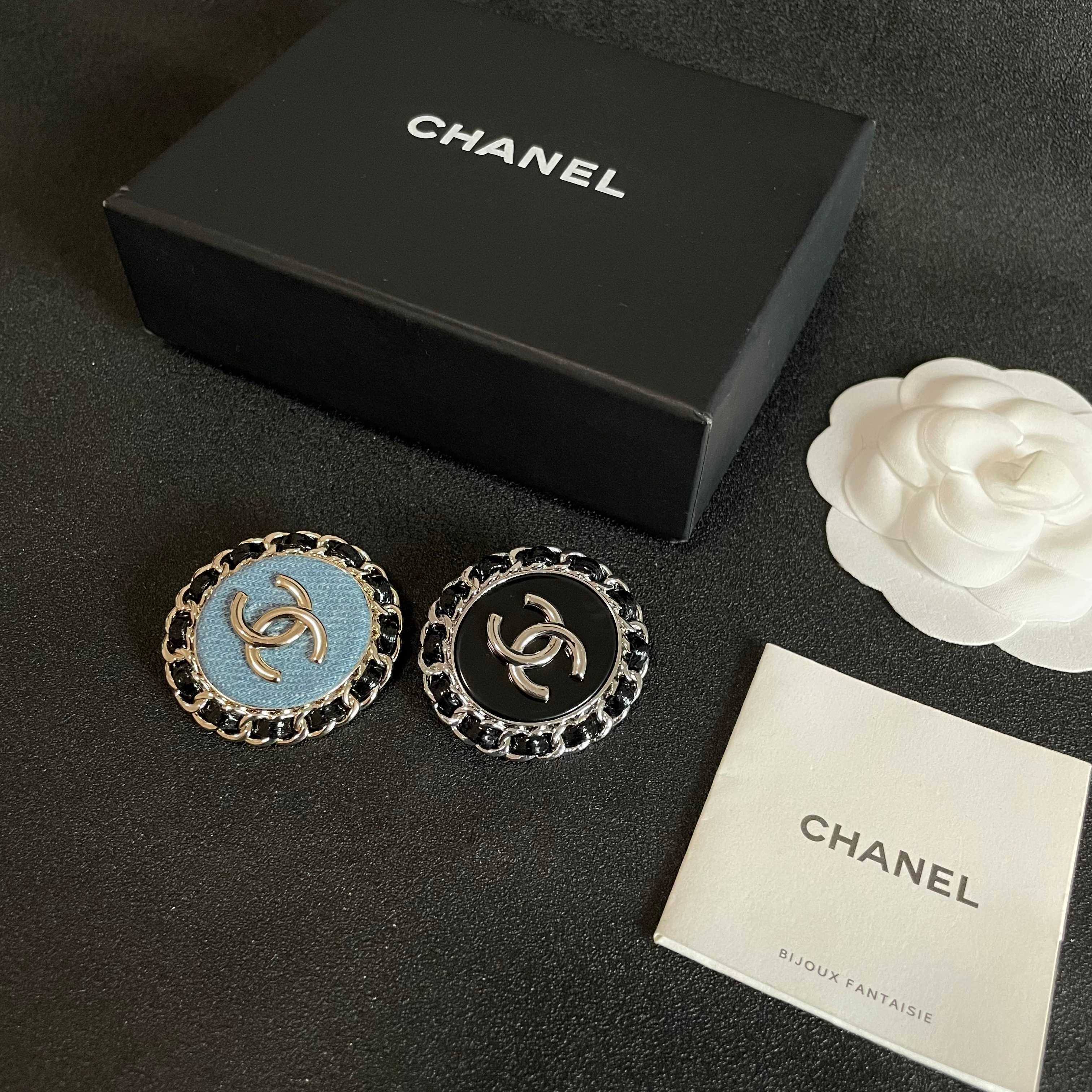 Chanel CC Denim Chain Edge Brooch brooch light gold tone metal light blue denim black leather chain trim 3cm diameter