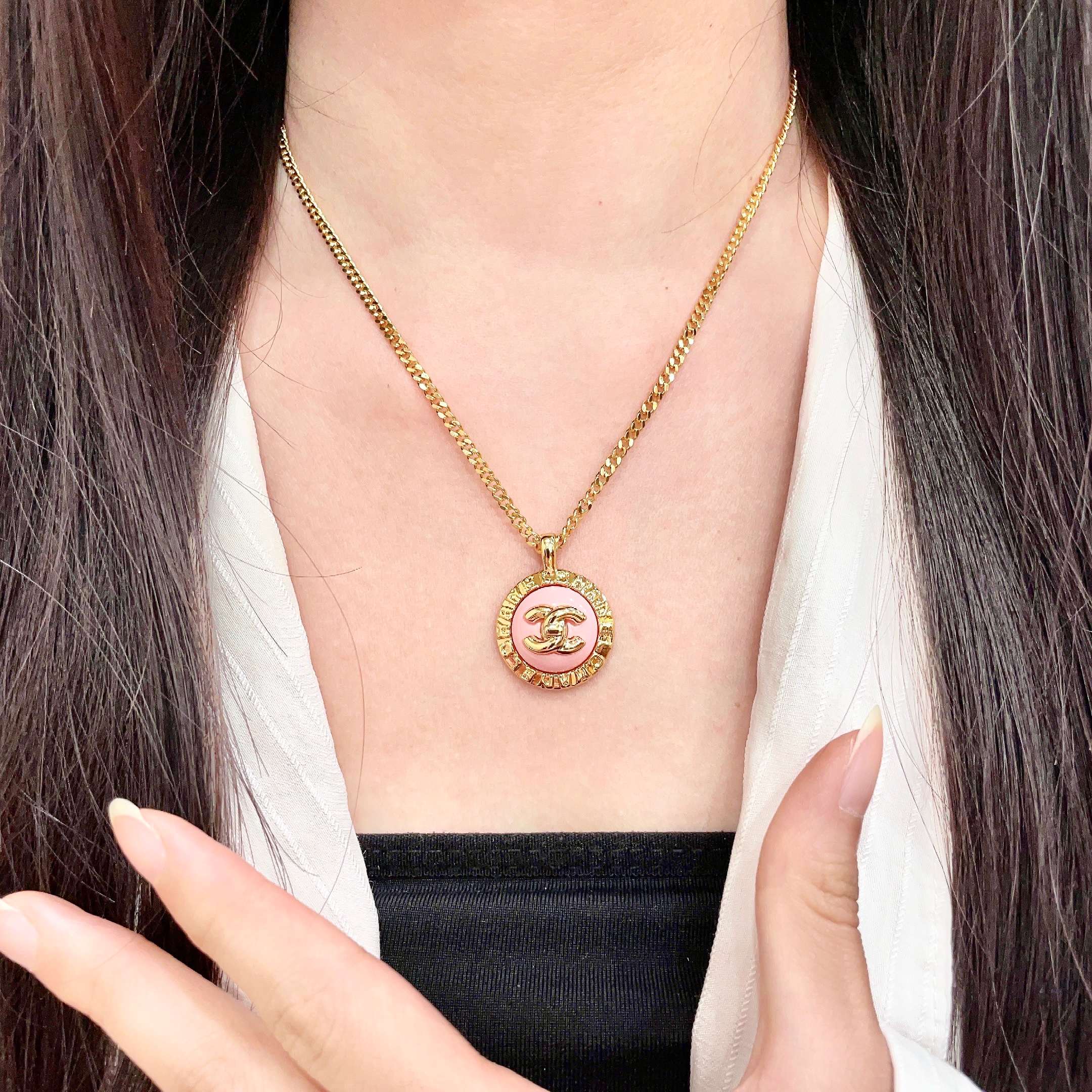 Chanel CC Logo Round Pendant necklace Gold-tone metal with pink enamel 42cm