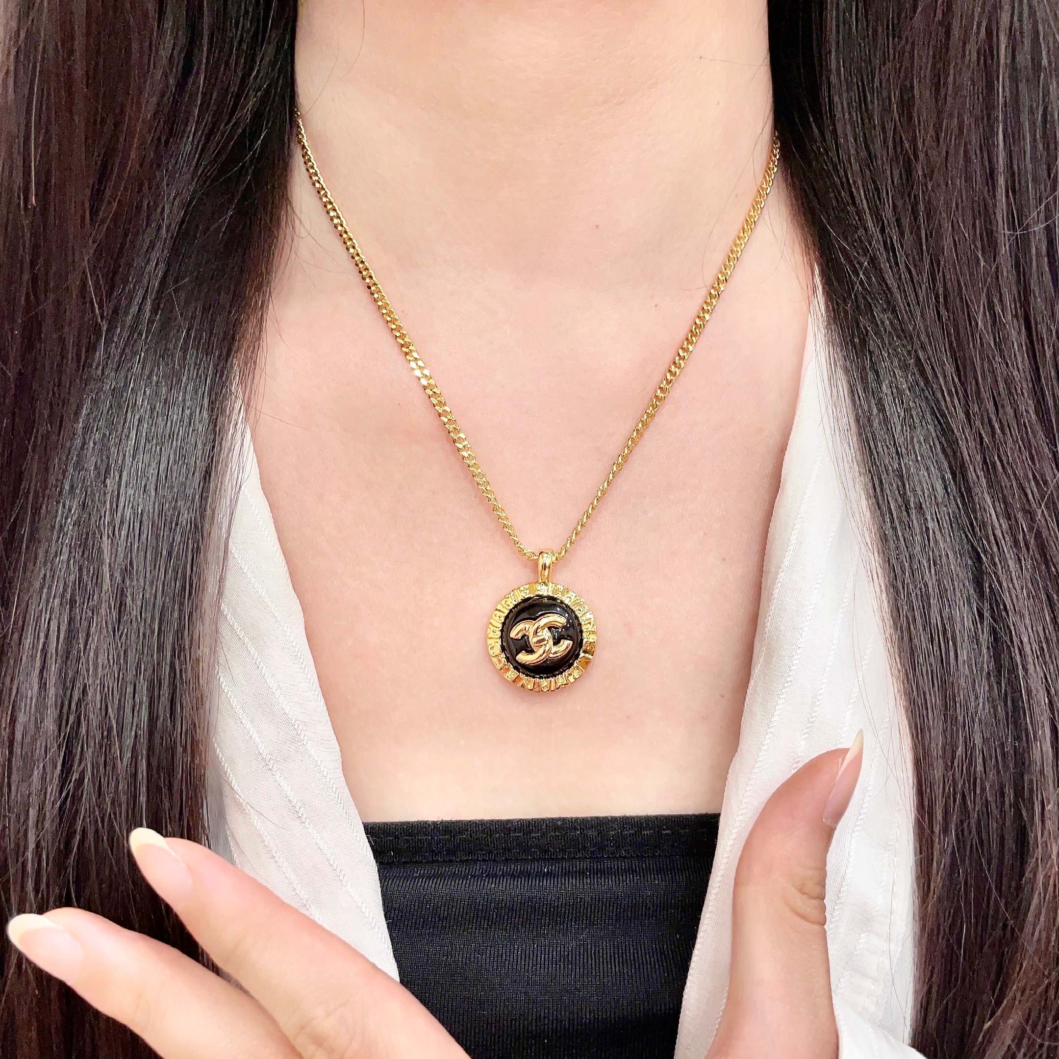 Chanel CC Logo Round Medallion necklace Gold-tone metal with black enamel 42cm