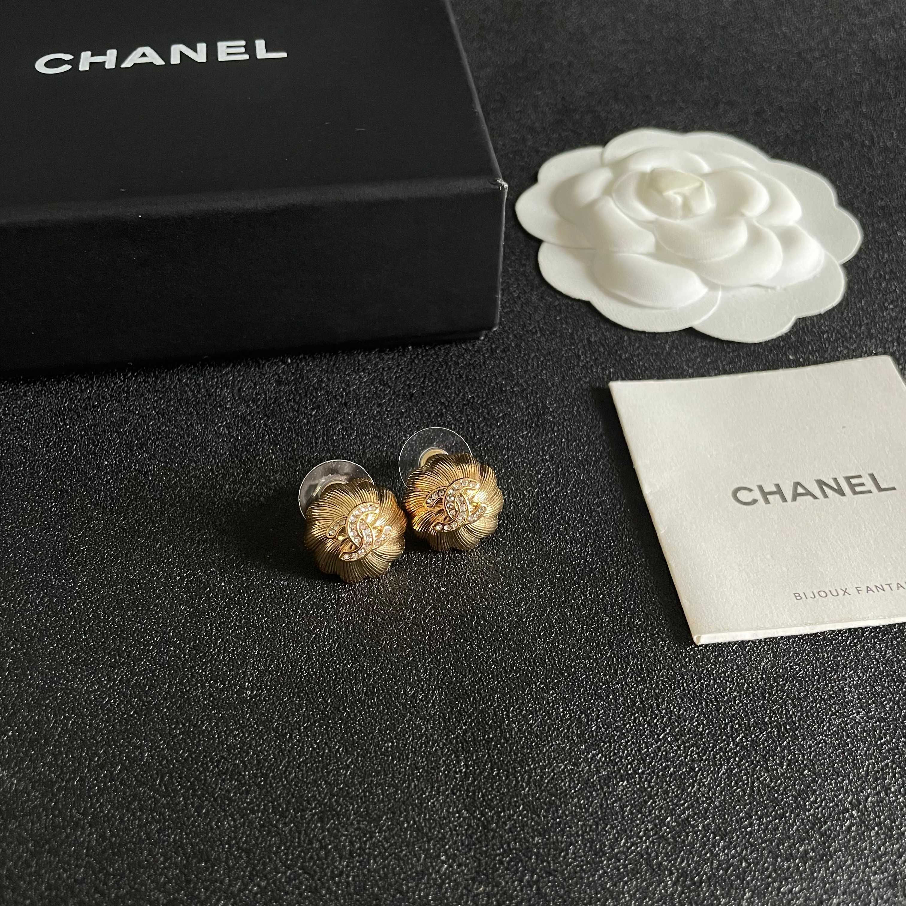 Chanel CC Logo Textured Flower Stud Earrings earrings Gold-tone metal with clear crystal accents 1 5cm diameter