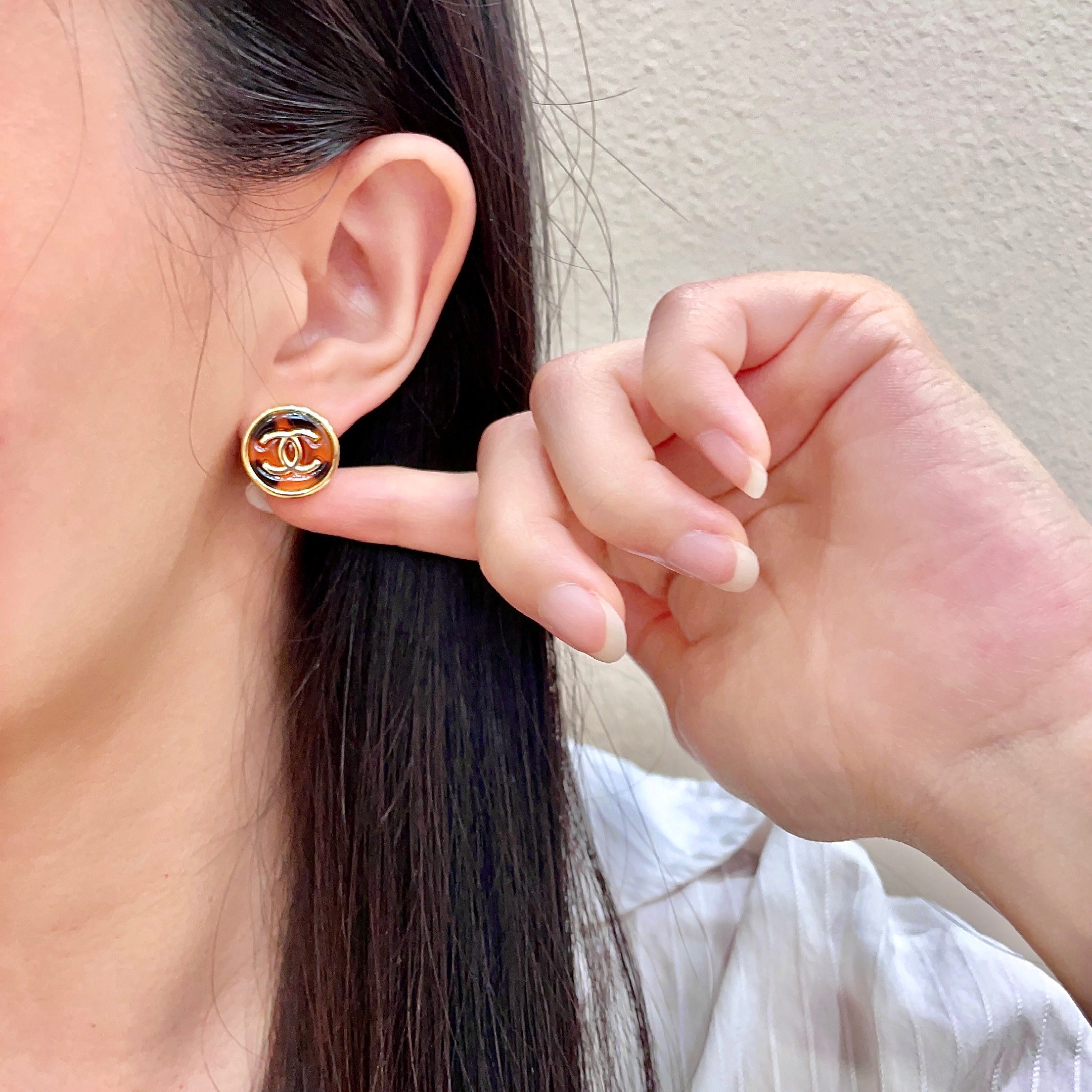 Chanel CC Logo Round Tortoiseshell Stud Earrings earrings gold-tone metal with tortoiseshell brown and amber resin 1 5cm diameter