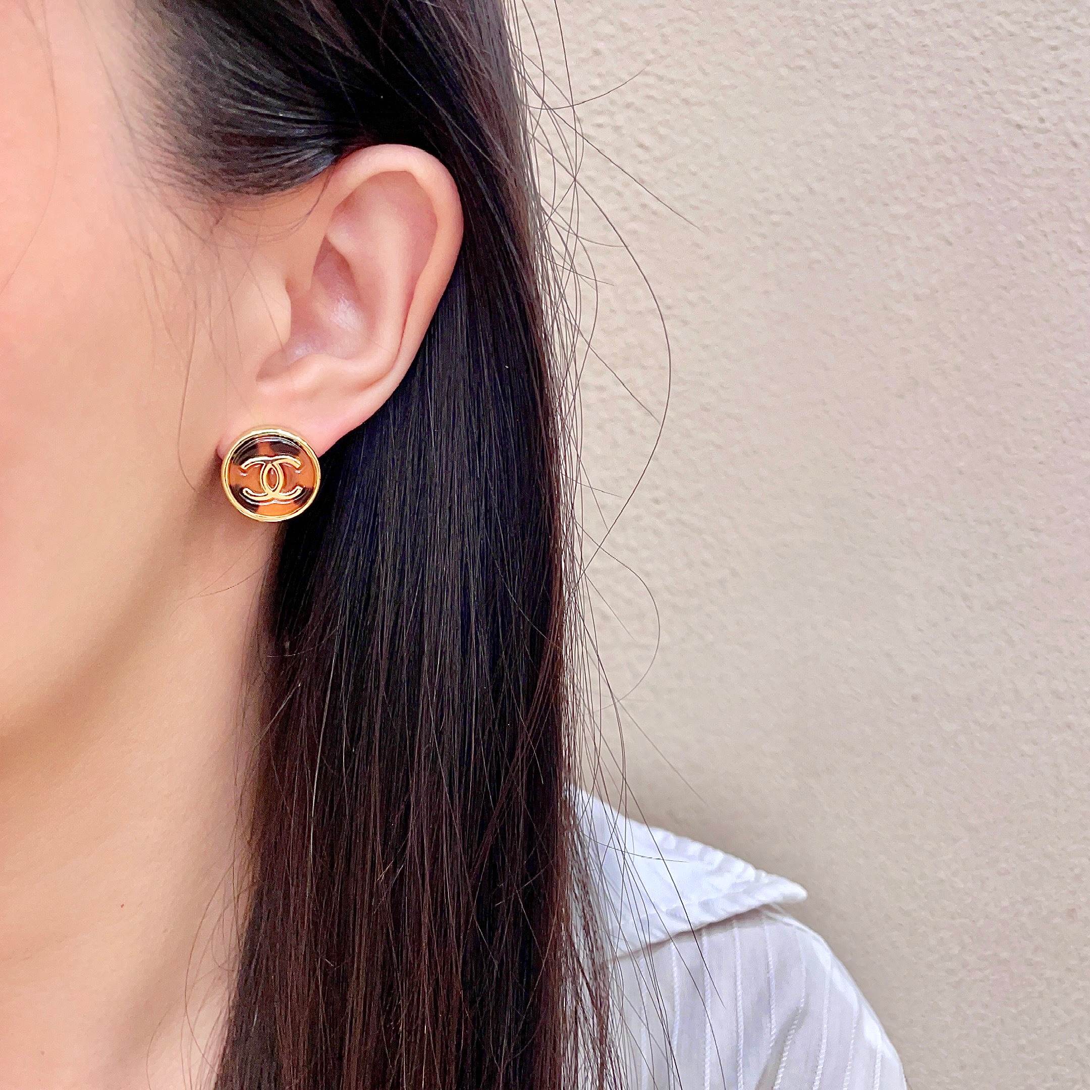 Chanel CC Logo Round Tortoiseshell Stud Earrings earrings gold-tone metal with tortoiseshell brown and amber resin 1 5cm diameter