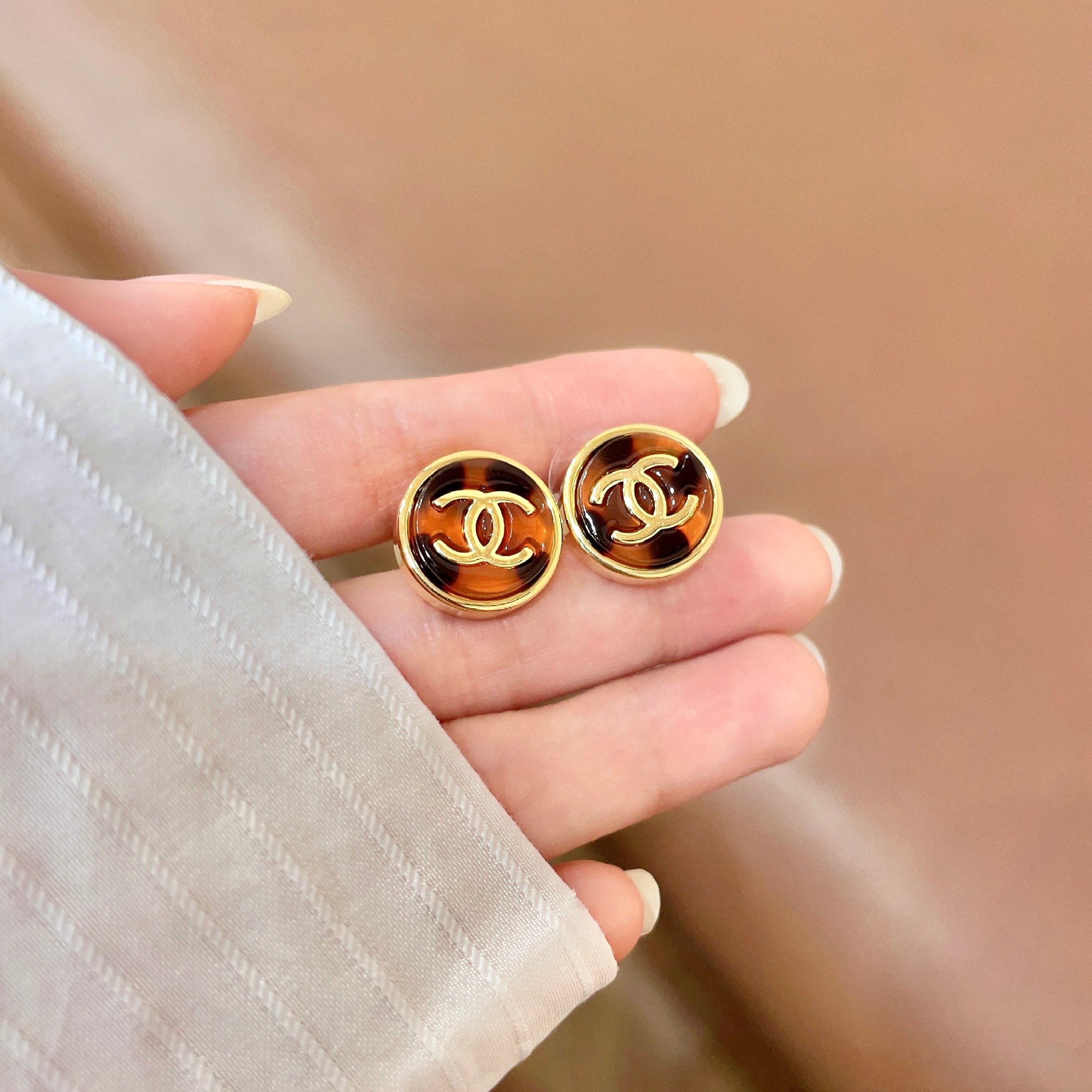 Chanel CC Logo Round Tortoiseshell Stud Earrings earrings gold-tone metal with tortoiseshell brown and amber resin 1 5cm diameter